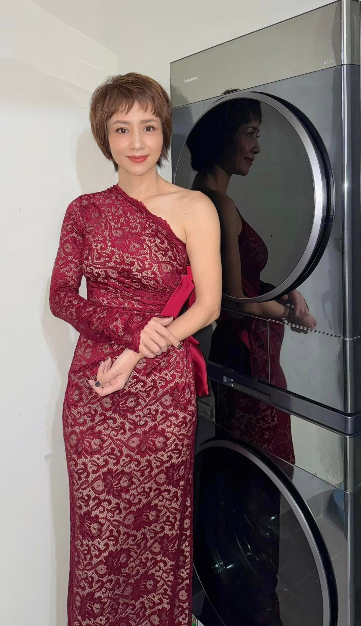 Dù đã giải nghệ thể thao từ lâu, Nguyễn Thúy Hiền vẫn giữ cho mình thói quen vận động và lối sống lành mạnh. Nhờ vậy, cô luôn duy trì được thân hình săn chắc, gọn gàng. Ở tuổi tứ tuần, “nữ hoàng Wushu” vẫn tự tin khoe đường cong quyến rũ mà không cần đến bất kỳ sự chỉnh sửa nào.