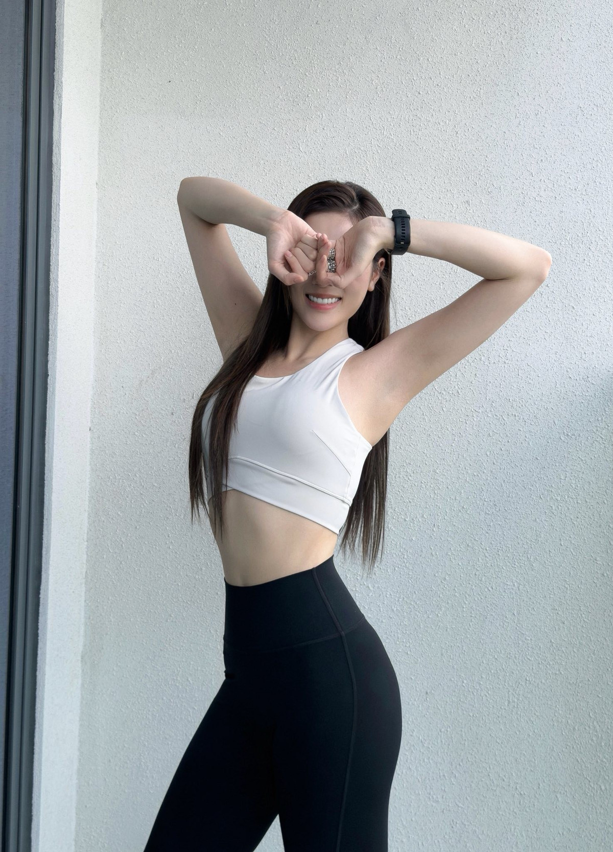 Lối trang điểm nhẹ nhàng giúp người đẹp khoe làn da trắng mịn cùng những đường nét gương mặt hài hòa, rạng rỡ.