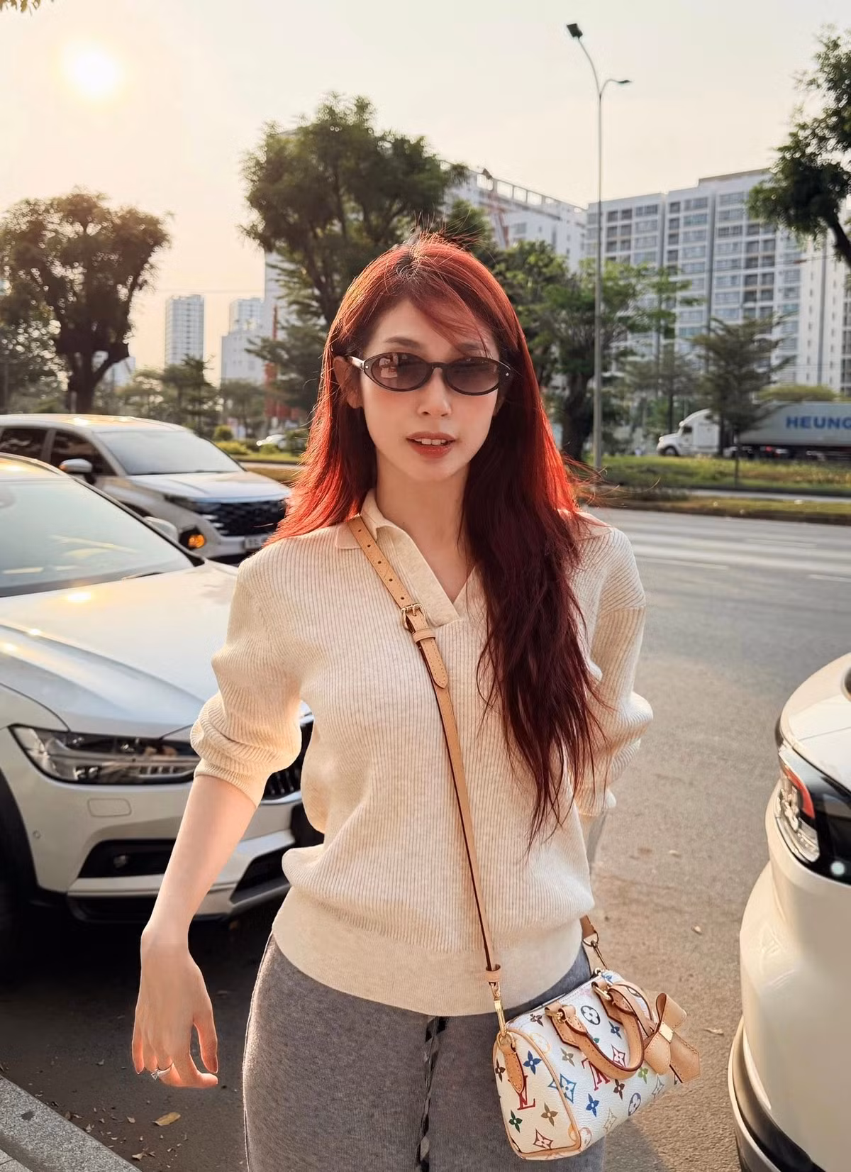 Nếu trước đây cô gắn liền với hình ảnh nữ tính, nhẹ nhàng thì hiện tại, nữ ca sĩ đã mạnh dạn hơn khi lựa chọn những thiết kế tôn đường cong. Tuy nhiên, sự thay đổi này vẫn được tiết chế tinh tế, giúp cô giữ được nét thanh lịch và duyên dáng đặc trưng.