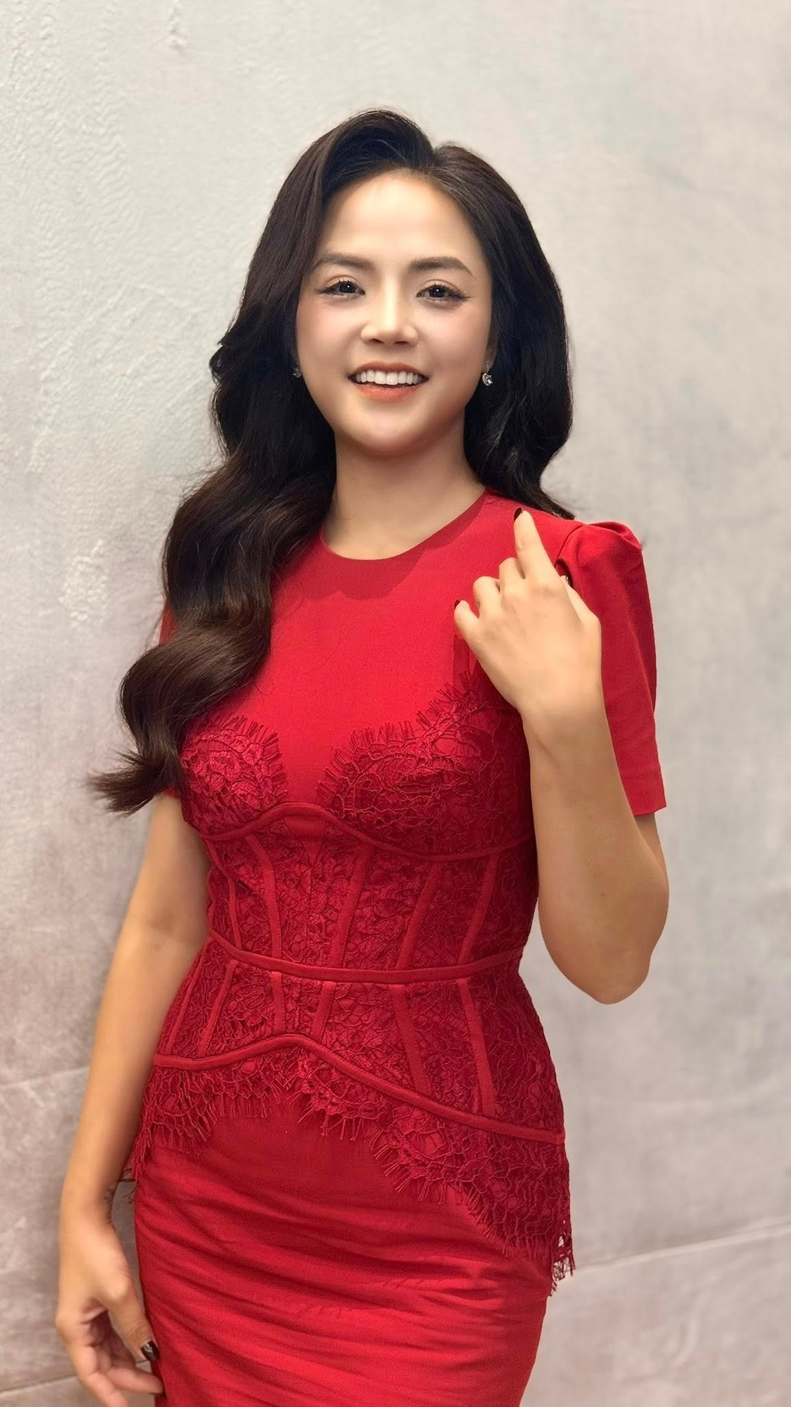 Diễn viên Thu Quỳnh diện trang phục đỏ rực đón ngày mới. Ảnh: FB Nguyễn Thu Quỳnh