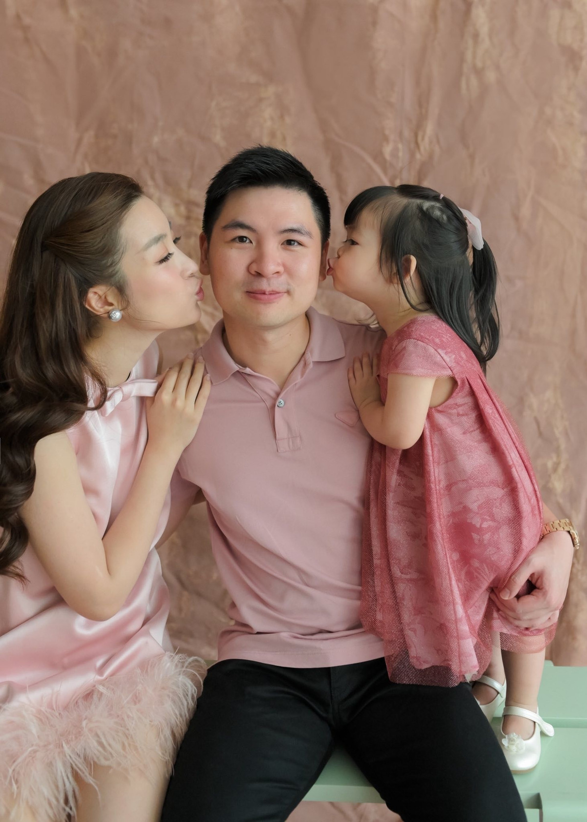 Tin tức sao Việt 4/7: Hoa hậu Đỗ Mỹ Linh hạnh phúc chia sẻ bộ ảnh gia đình nhân dịp sinh nhật con gái yêu tròn 2 tuổi. Ảnh: FB My Linh Do