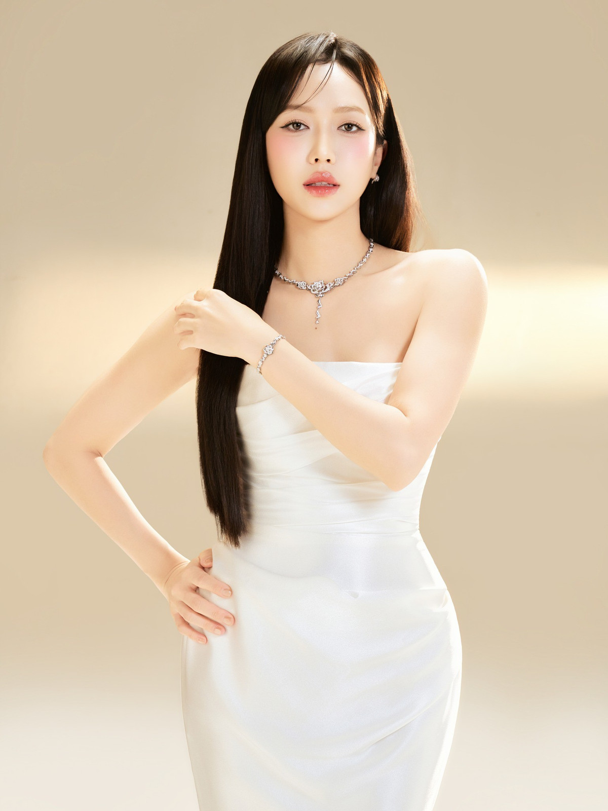 Không ít ý kiến còn nhận xét rằng kể từ khi lập gia đình, nữ diễn viên toát lên khí chất tự tin, rạng rỡ và quyến rũ rõ rệt.