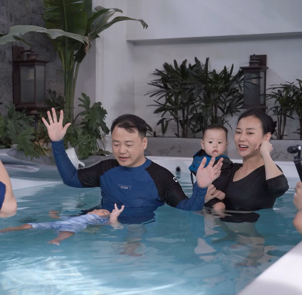 Phương Oanh và chồng đưa hai con đi học bơi. Ảnh: FB Đỗ Phương Oanh