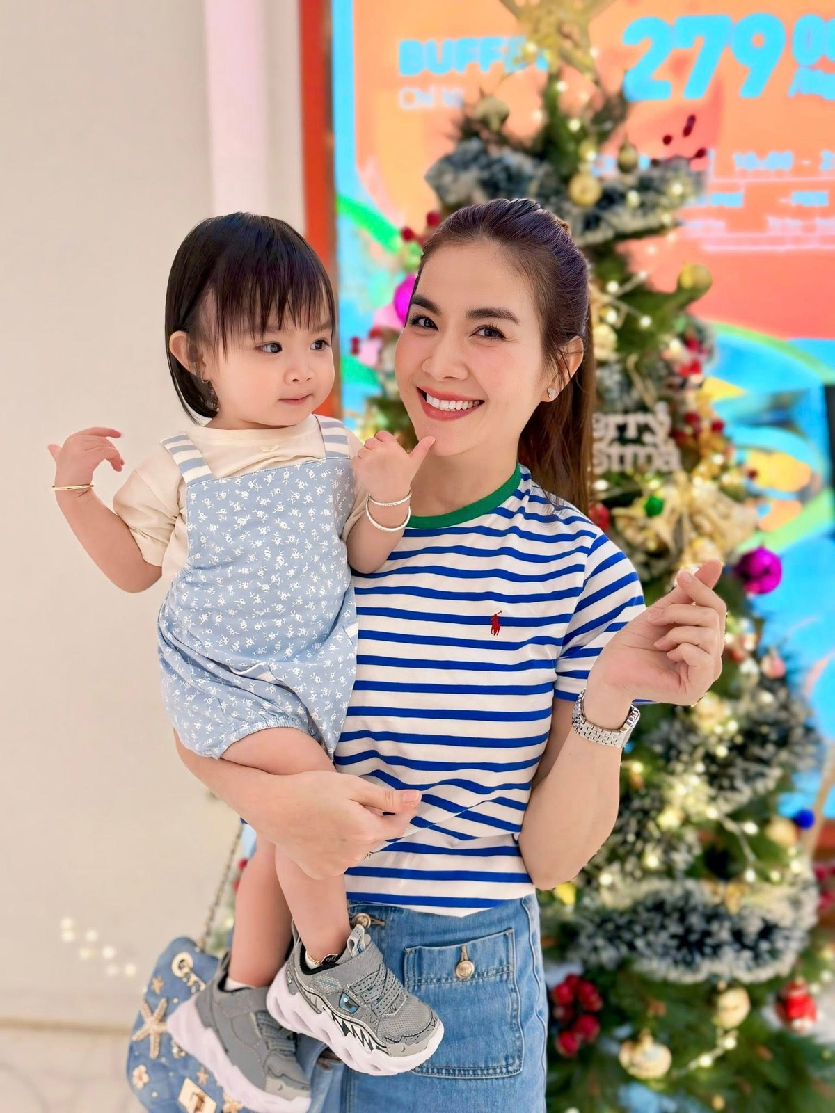 Kha Ly bế con gái Lita ra phố đón Giáng sinh sớm. Ảnh: FB Lại Thị Kha Ly