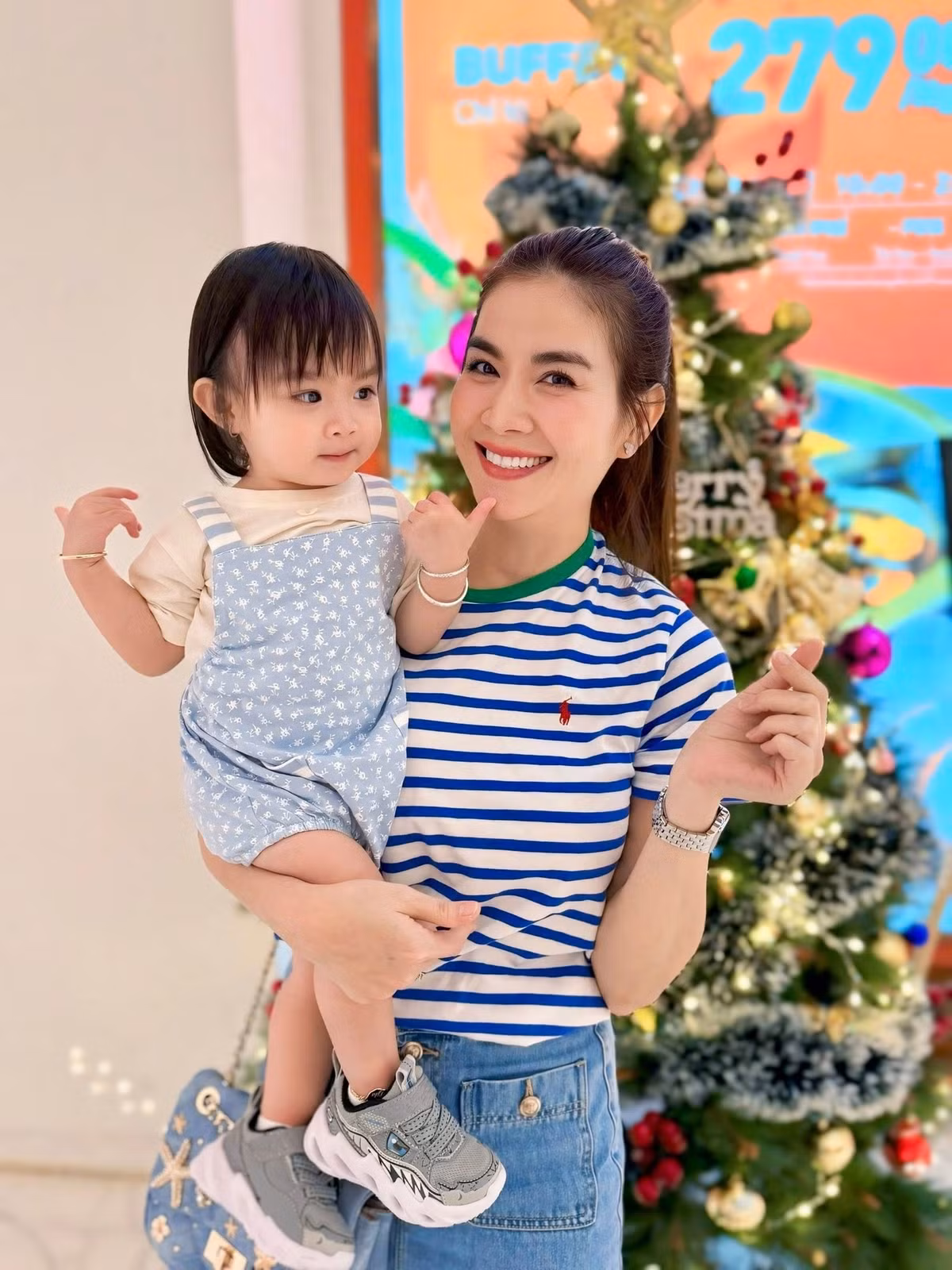 Kha Ly bế con gái Lita ra phố đón Giáng sinh sớm. Ảnh: FB Lại Thị Kha Ly