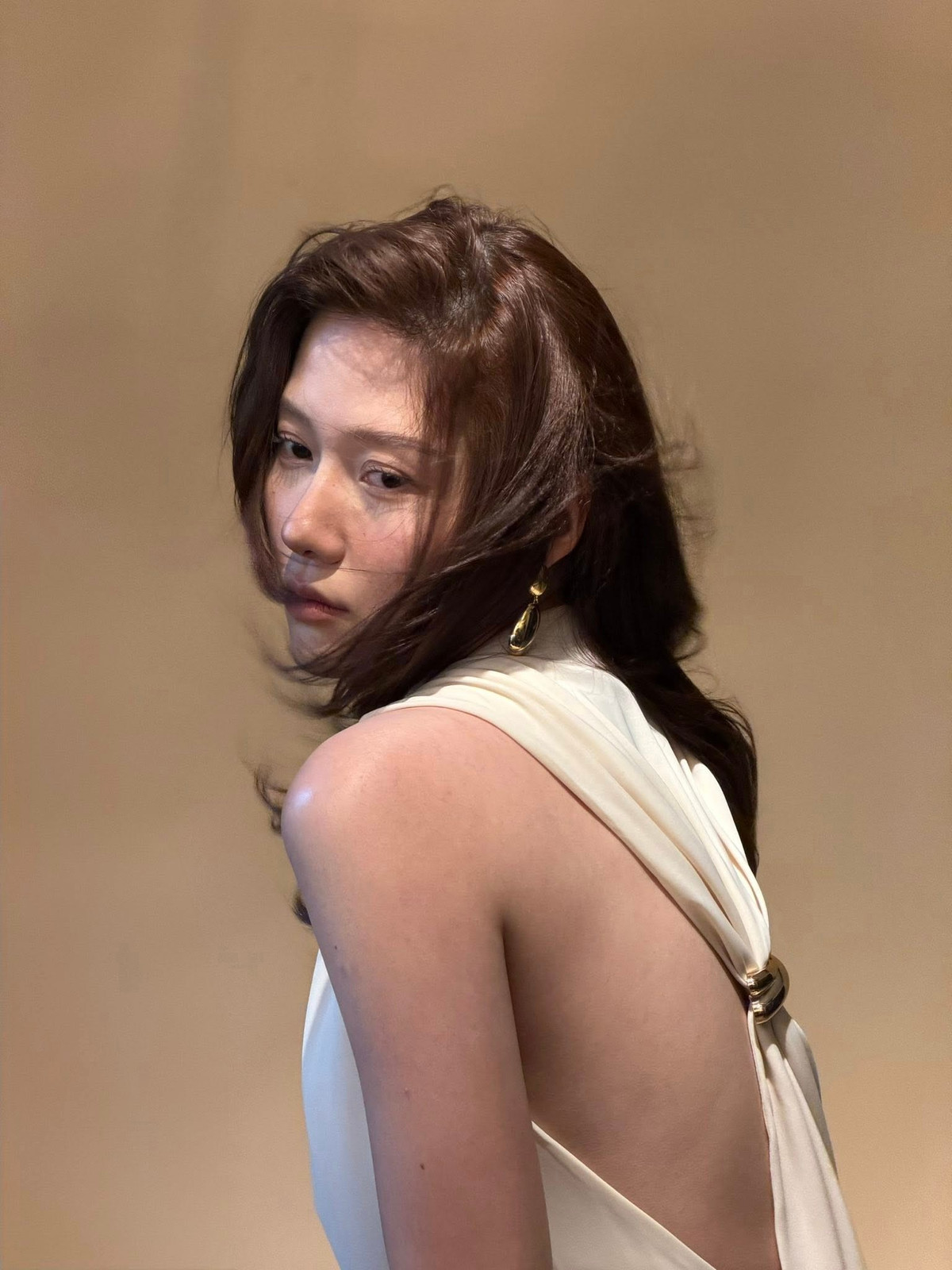 Layout makeup gần như trong suốt cùng mái tóc buông nhẹ tự nhiên càng làm nổi bật thần thái thanh lịch, tối giản nhưng không kém phần cuốn hút của Uyển Ân.