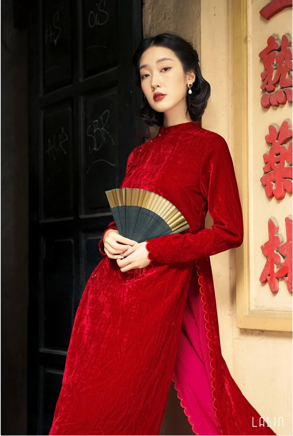 Một chiếc quạt tre mảnh mai, quạt tròn thêu họa tiết đồng điệu với áo dài, hay những thiết kế cách điệu hình cánh hoa… tất cả đều góp phần tôn lên vẻ mong manh, yêu kiều và đầy nữ tính. Chỉ cần cầm nhẹ trên tay, bạn đã đủ khiến khung hình ngày xuân thêm thơ mộng. Ảnh: Lalin