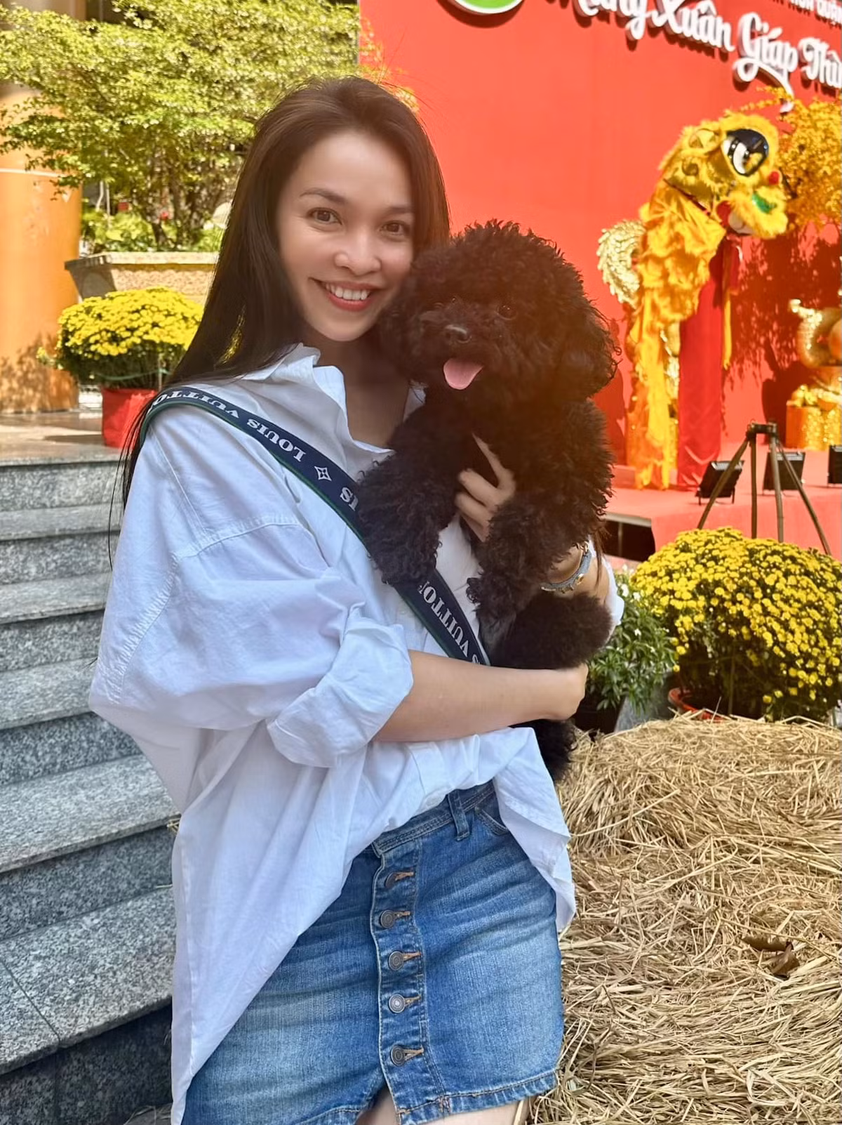 Chiếc sơ mi trắng giản dị nhưng đầy quyền năng đã giúp cô chinh phục trái tim người hâm mộ bằng vẻ đẹp trẻ trung, tươi tắn như thuở đôi mươi. Ảnh: FB Nguyễn Thị Hiền Thục