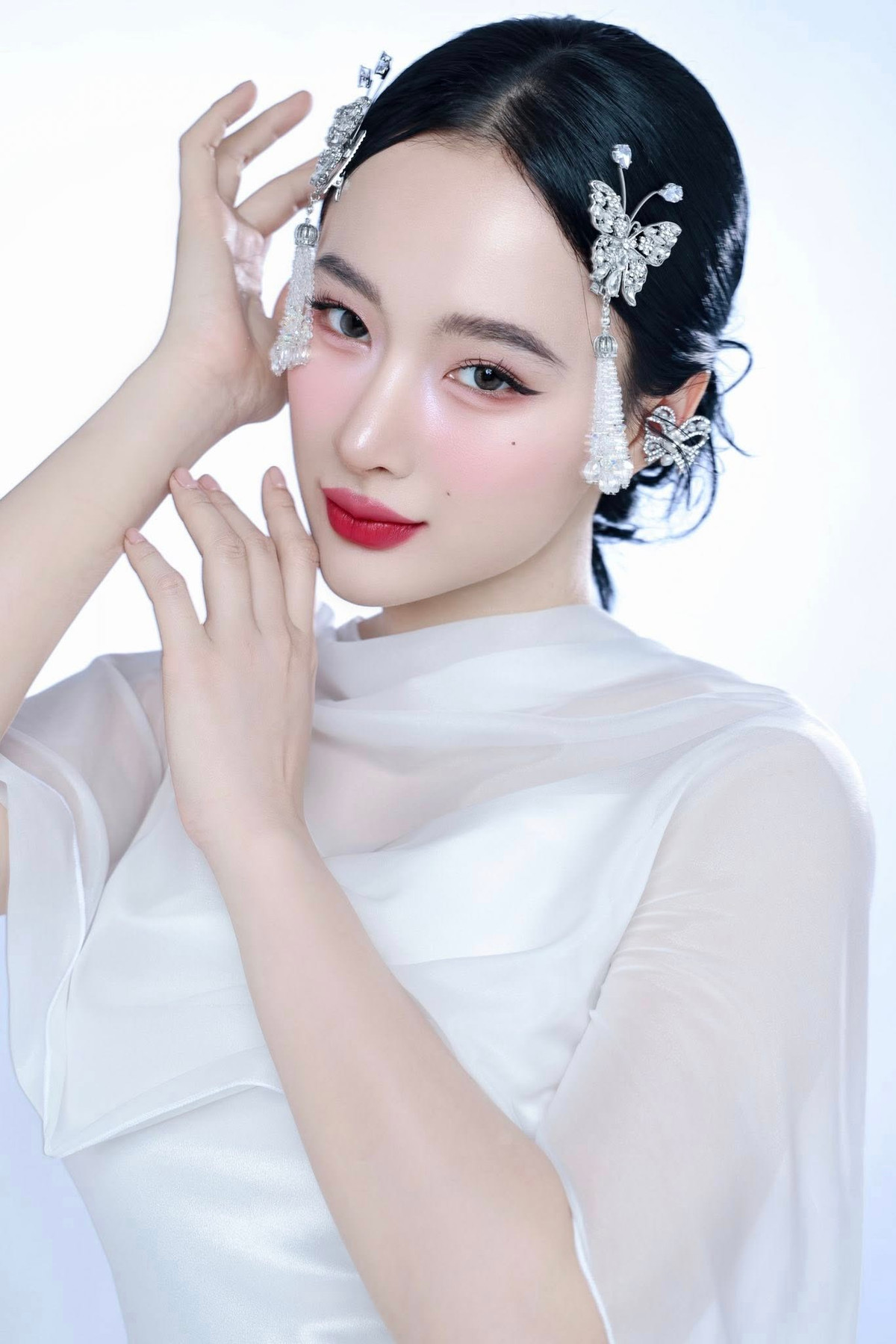 Angela Phương Trinh bất ngờ tái xuất với vẻ đẹp dịu dàng, nữ tính trong loạt ảnh mới. Ảnh: FB Trần Quốc Huy