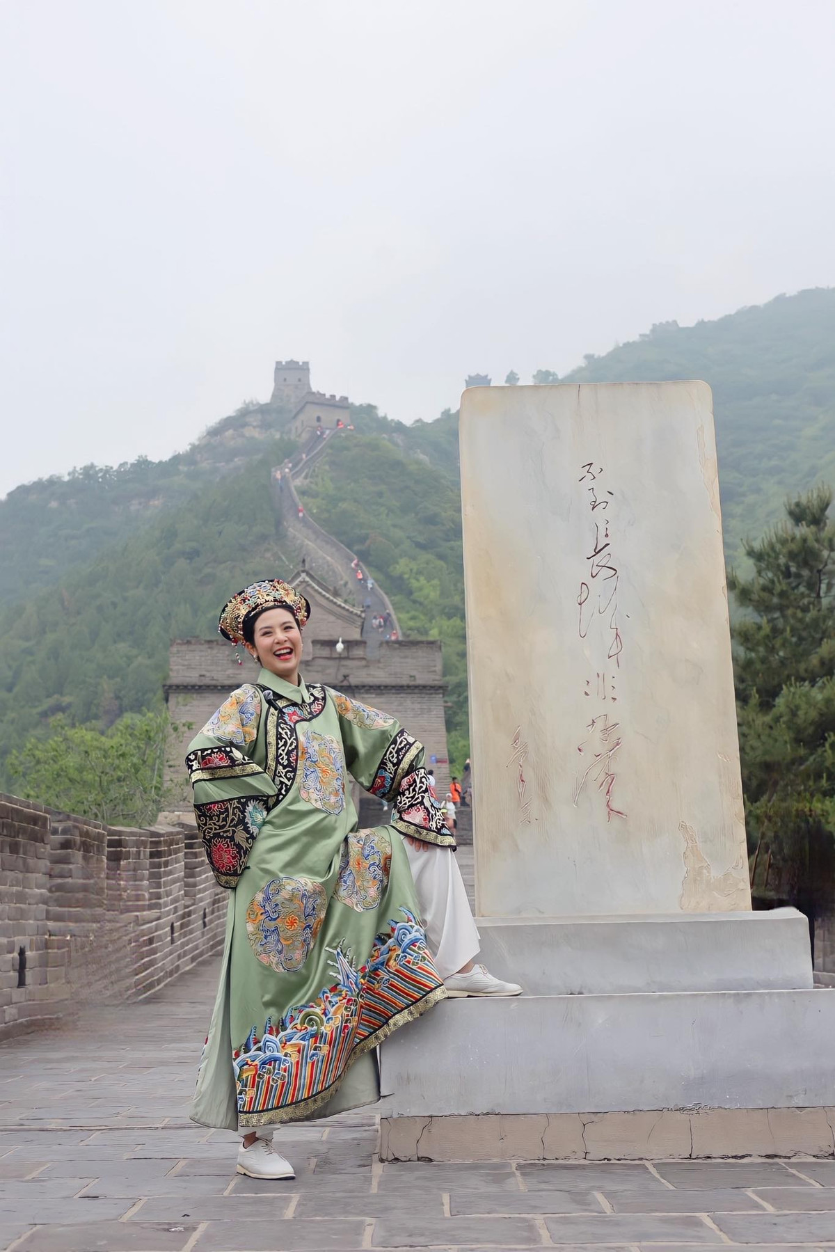 Hoa hậu Ngọc Hân khoe ảnh nhí nhố khi thăm Vạn Lý Trường Thành (Trung Quốc). Ảnh: FB Ngoc Han Dang