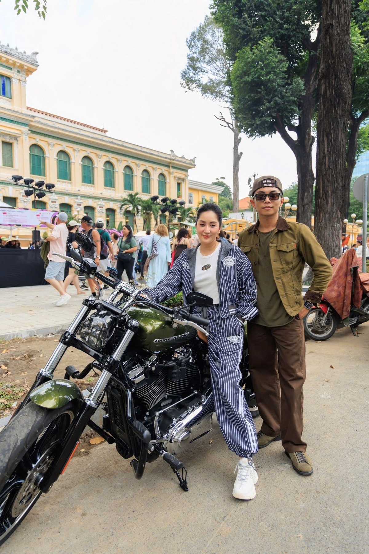 Vợ chồng Khánh Thi - Phan Hiển tạo dáng bên phân khối lớn. Ảnh: FB Khanh Thi Phan Hien