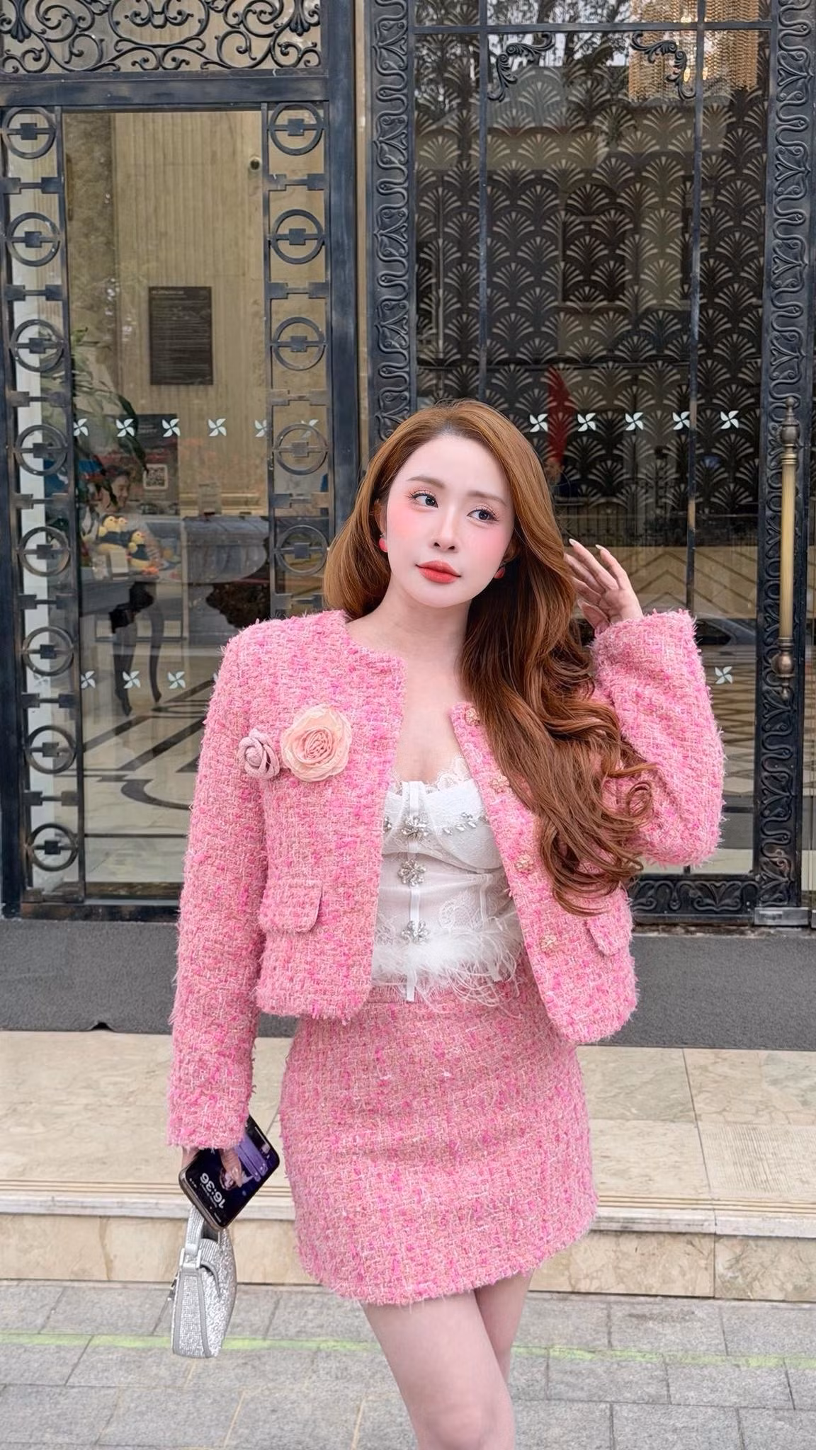 Diễn viên Quỳnh Nga diện trang phục màu hồng "như kẹo ngọt" xuống phố. Ảnh: FB Phạm Quỳnh Nga