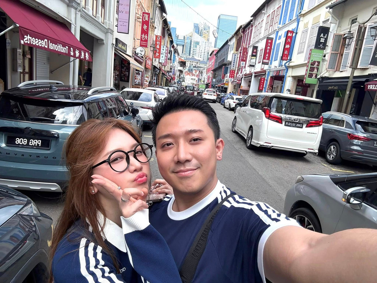 Không ít tin đồn tiêu cực như “hợp đồng hôn nhân” hay trục trặc tình cảm liên tục xuất hiện, đặt cả hai trước nhiều áp lực. Tuy nhiên, theo thời gian, Trấn Thành và Hari Won chọn cách im lặng, tập trung xây dựng cuộc sống riêng và để tình cảm của mình tự lên tiếng.