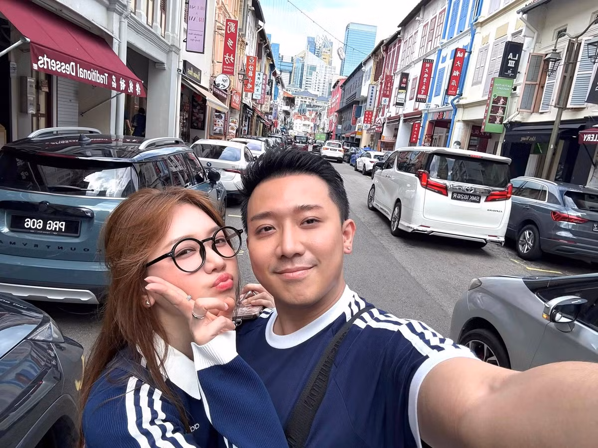 Không ít tin đồn tiêu cực như “hợp đồng hôn nhân” hay trục trặc tình cảm liên tục xuất hiện, đặt cả hai trước nhiều áp lực. Tuy nhiên, theo thời gian, Trấn Thành và Hari Won chọn cách im lặng, tập trung xây dựng cuộc sống riêng và để tình cảm của mình tự lên tiếng.