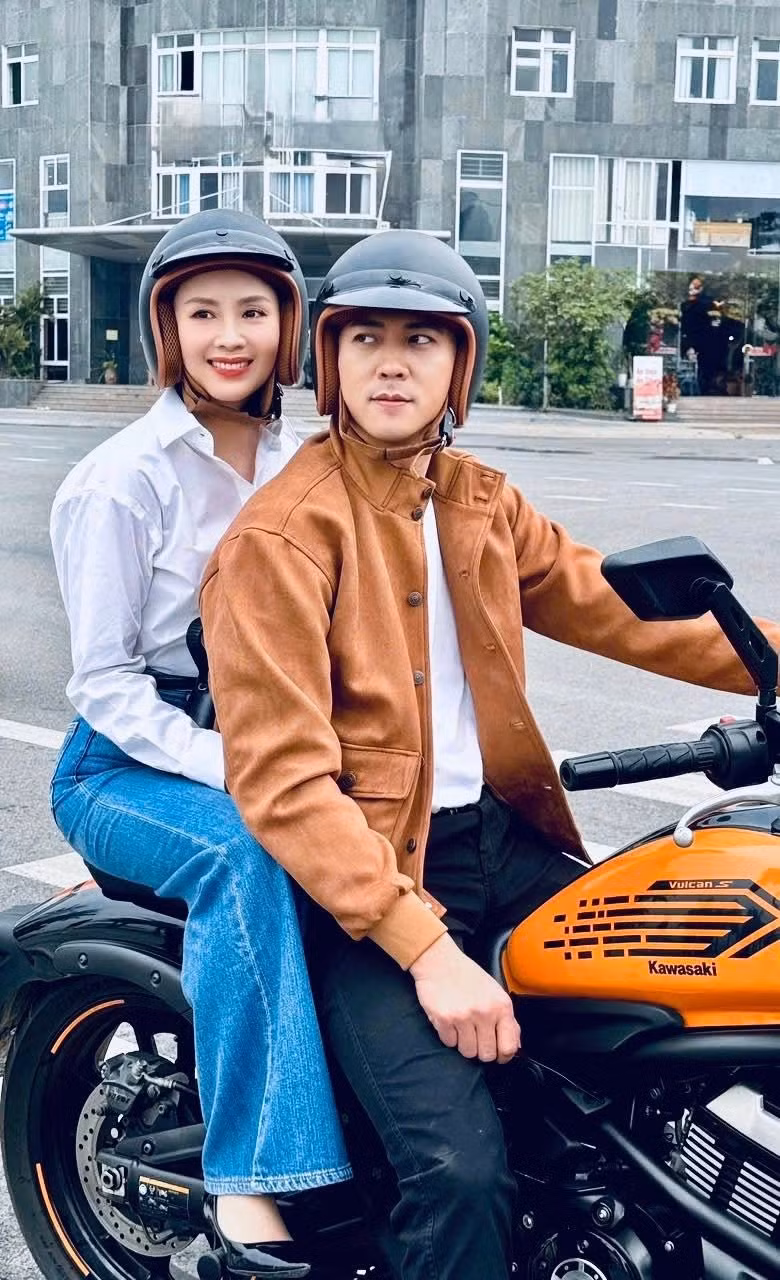 Hà Việt Dũng đèo Hồng Diễm trên chiếc xe phân khối lớn. Ảnh: FB Hà Việt Dũng