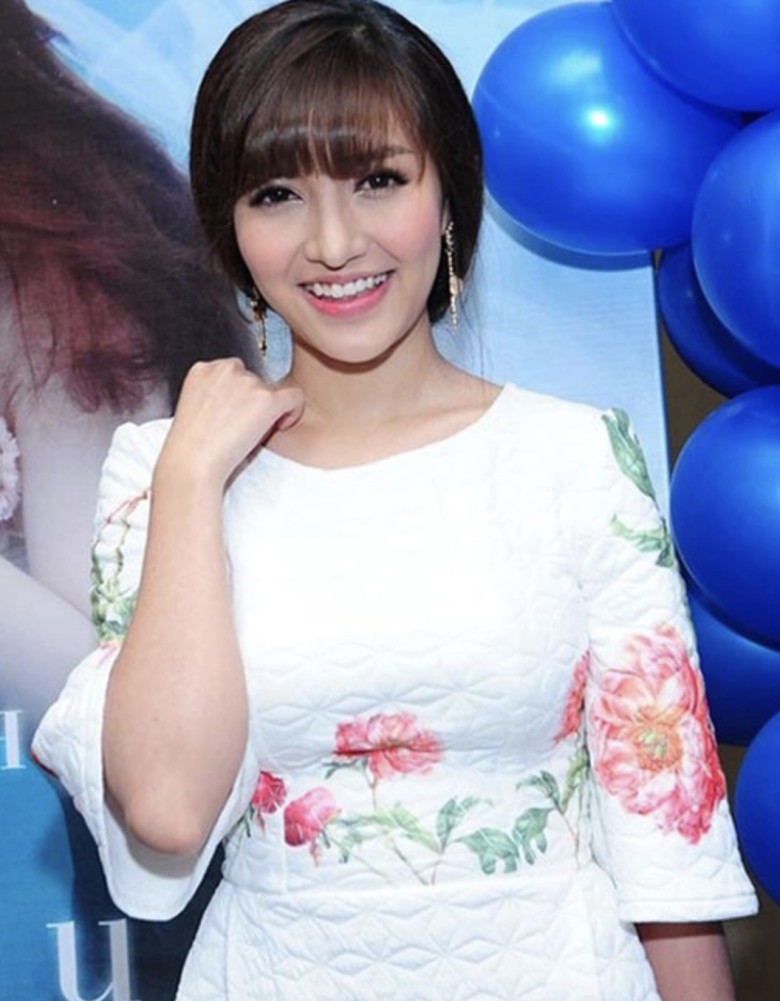 Thời điểm mới vào showbiz, Bích Phương sở hữu nhan sắc kém nổi bật. Thời điểm năm 2020, Bích Phương lần đầu thừa nhận đã can thiệp phẫu thuật thẩm mỹ với việc nâng mũi và độn cằm. Theo nữ ca sĩ, quyết định này xuất phát từ mong muốn được hoàn thiện bản thân, xuất hiện chỉn chu và xinh đẹp hơn mỗi khi đứng trước khán giả.