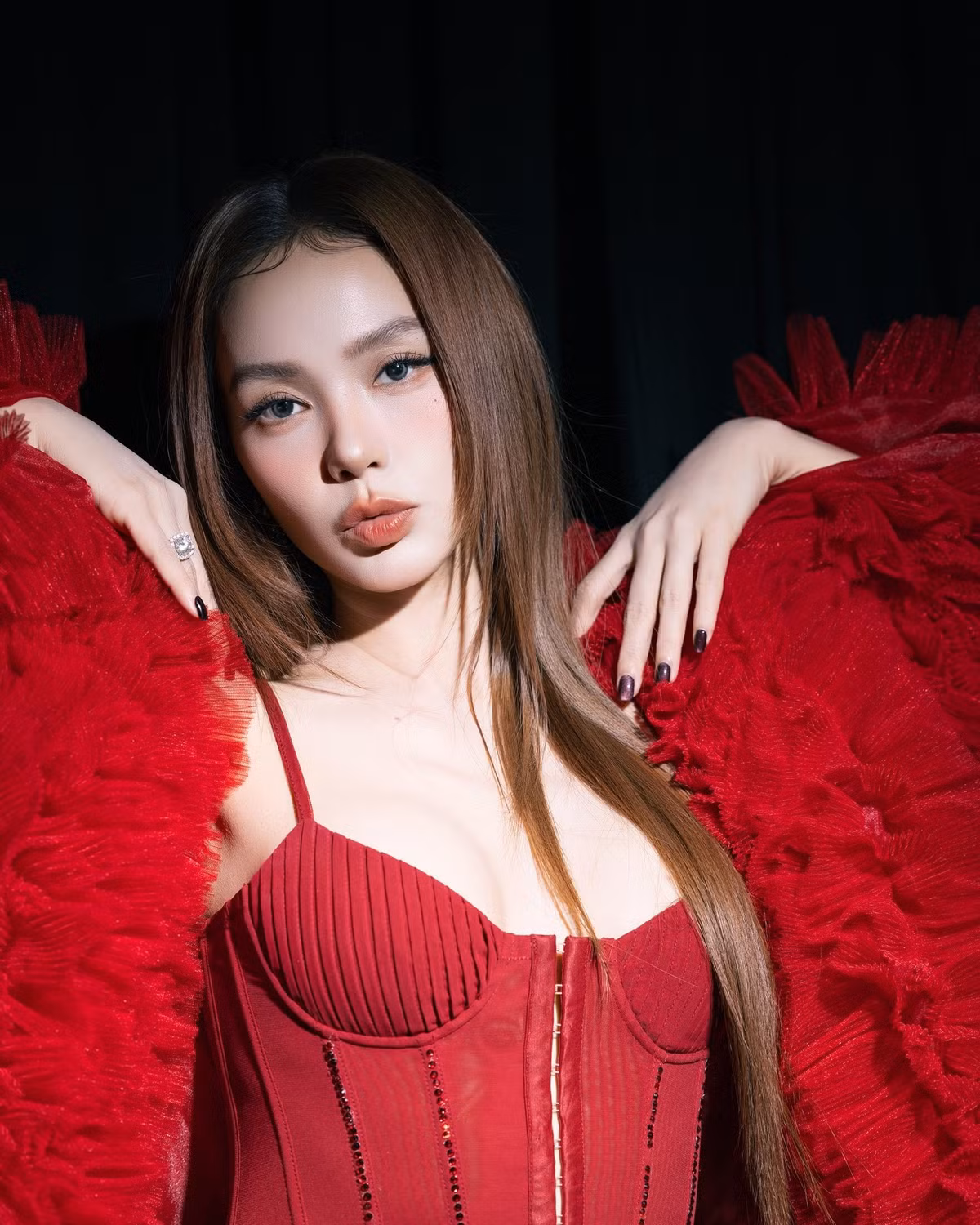 Đáng chú ý, ngay cả những layout trang điểm hay phong cách thời trang được xem là “khó ăn”, Minh Hằng vẫn tự tin thử nghiệm.