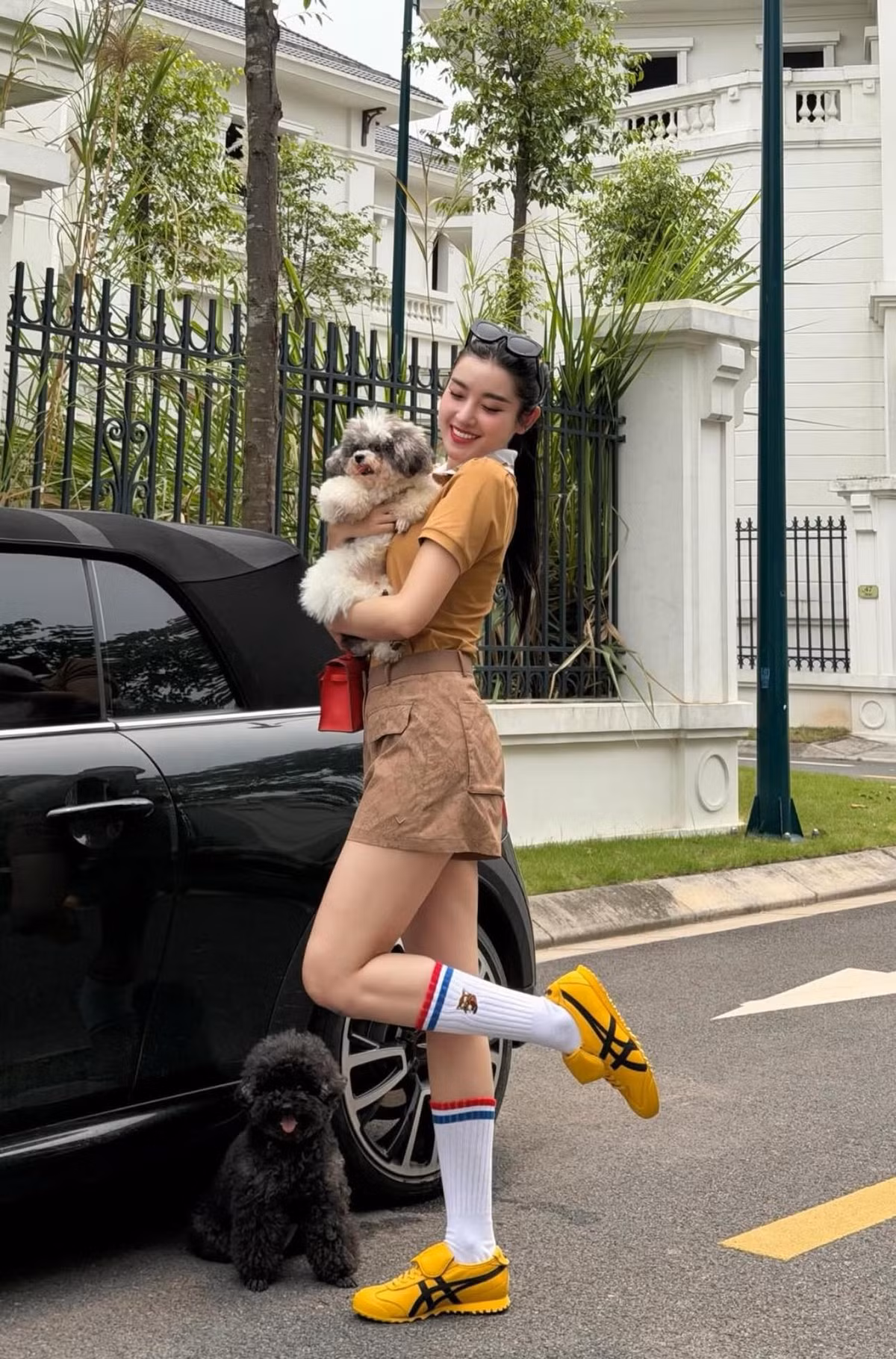 Truyền thông Trung Quốc từng nhiều lần dành lời khen cho người đẹp, gọi cô là “quốc bảo mỹ nữ của Việt Nam”, “mỹ nhân số 1 Việt Nam” hay ví von với hình ảnh “thần tiên tỷ tỷ”.