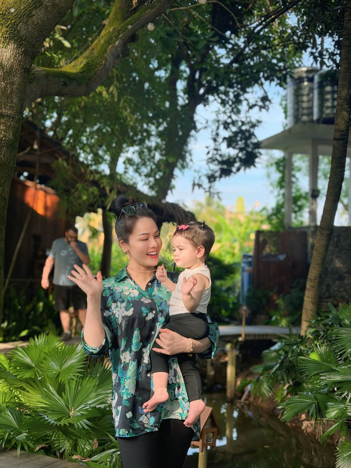 Nhật Kim Anh đưa con gái Julia đi nghỉ dưỡng tại khu sinh thái. Ảnh: FB Nhật Kim Anh