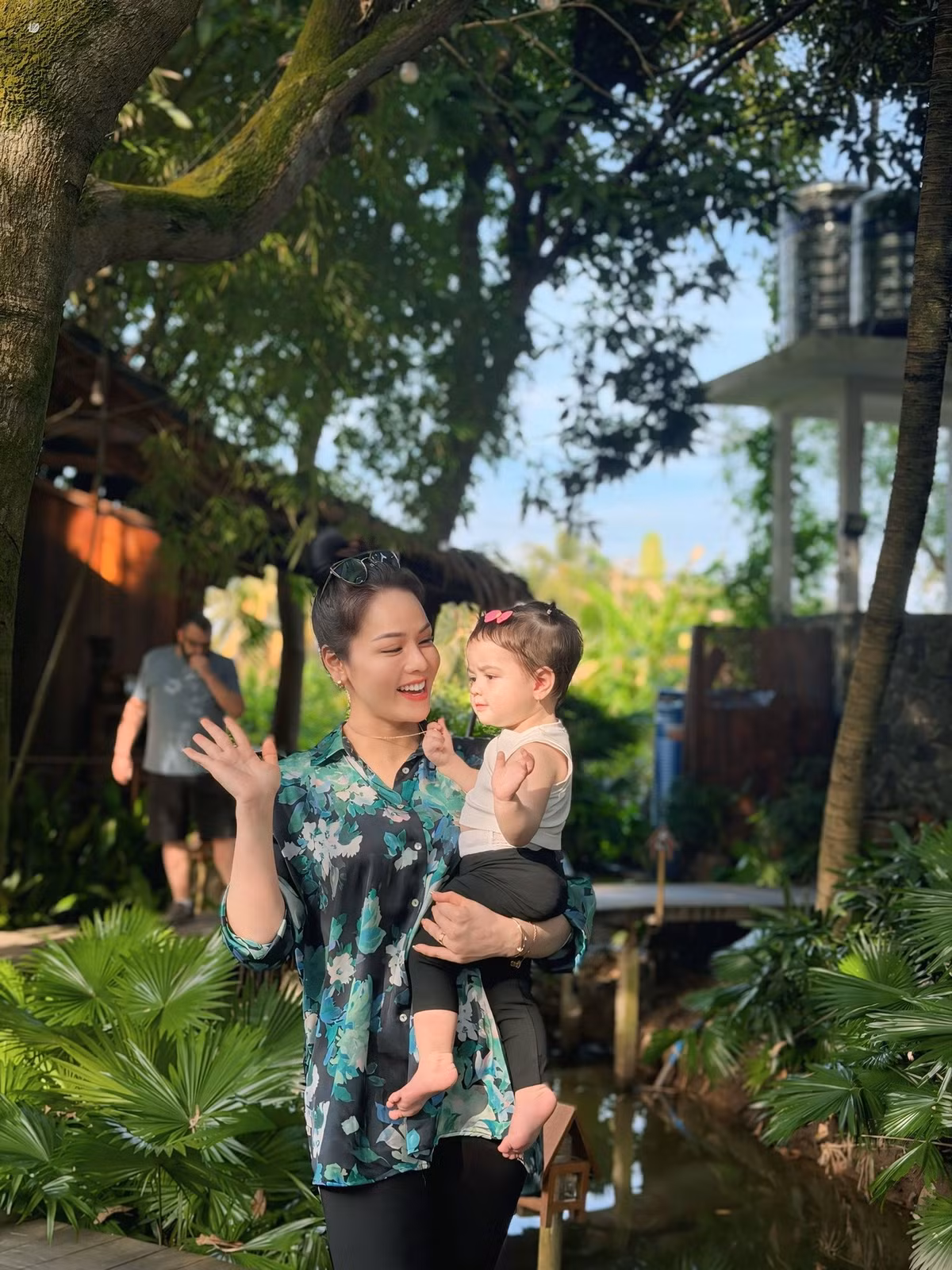 Nhật Kim Anh đưa con gái Julia đi nghỉ dưỡng tại khu sinh thái. Ảnh: FB Nhật Kim Anh