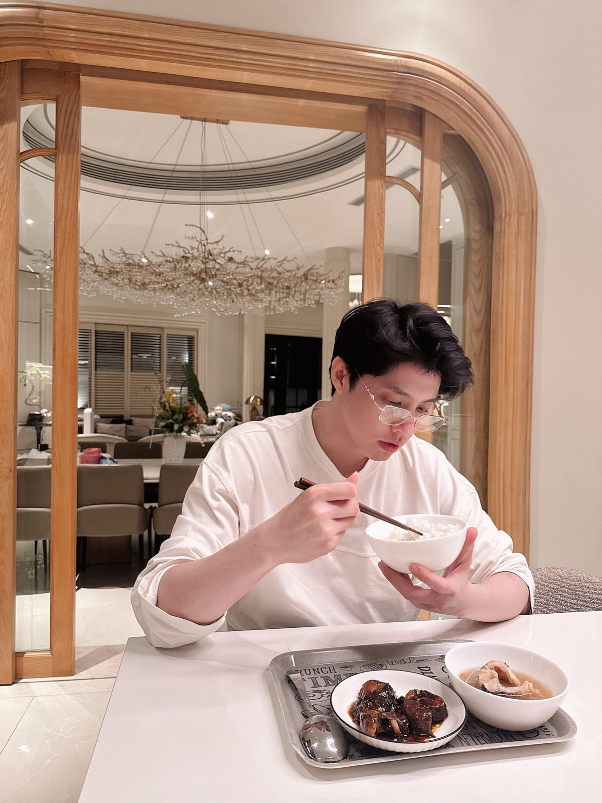 Trên trang cá nhân, Noo Phước Thịnh chia sẻ khoảnh khắc giản dị khi ngồi ăn cơm. Đáng chú ý, anh còn kèm theo dòng trạng thái dí dỏm: “Nhà anh có canh, có cá. Chỉ có má của con anh… là chưa”.