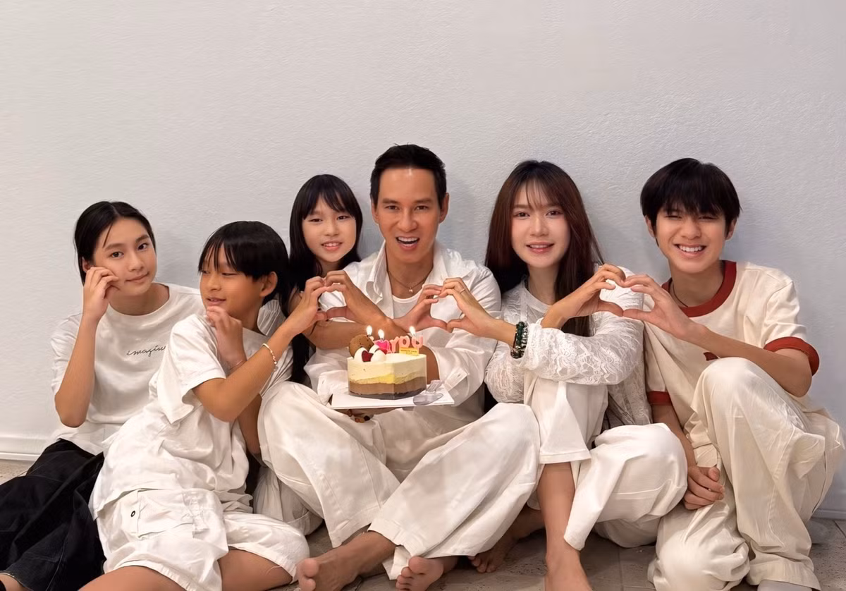 Gia đình dành cho Lý Hải một bữa tiệc sinh nhật tuổi 57 đơn giản nhưng tràn ngập yêu thương. Ảnh: FB Ly Hai Minh Ha