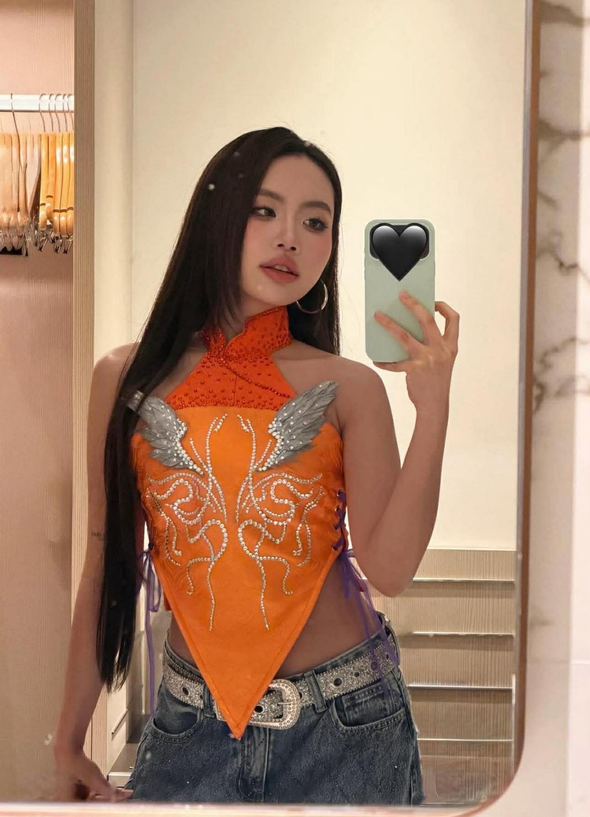 Thời gian gần đây, nữ ca sĩ liên tục chia sẻ những bộ ảnh mang hơi hướng thời trang táo bạo hơn trước.