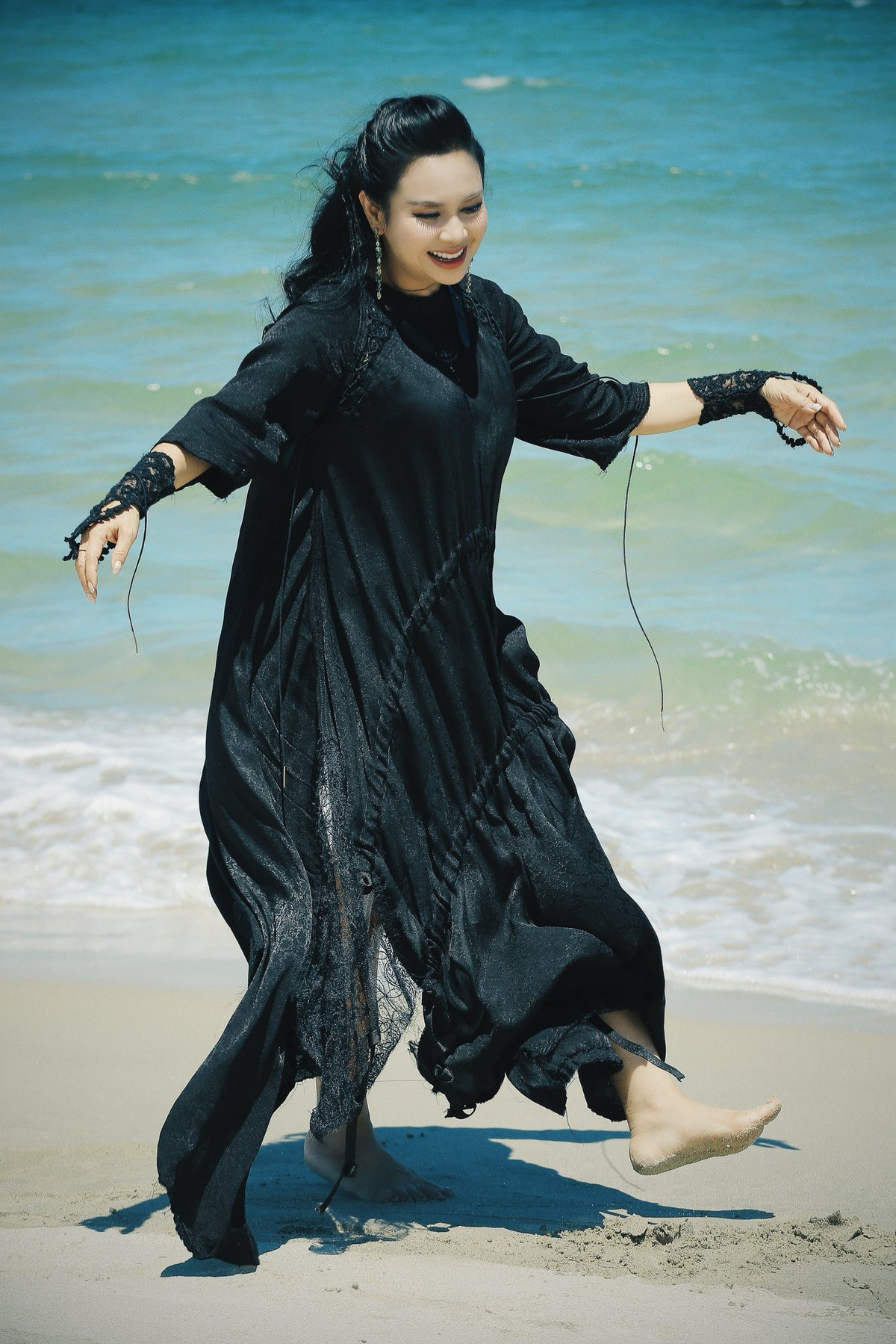 Cả hai bén duyên từ lần nữ ca sĩ đến khám mắt, rồi dần nảy sinh tình cảm. Sau lễ dạm ngõ vào tháng 6/2021, họ về chung một nhà và đồng hành cùng nhau trong cả công việc lẫn cuộc sống.