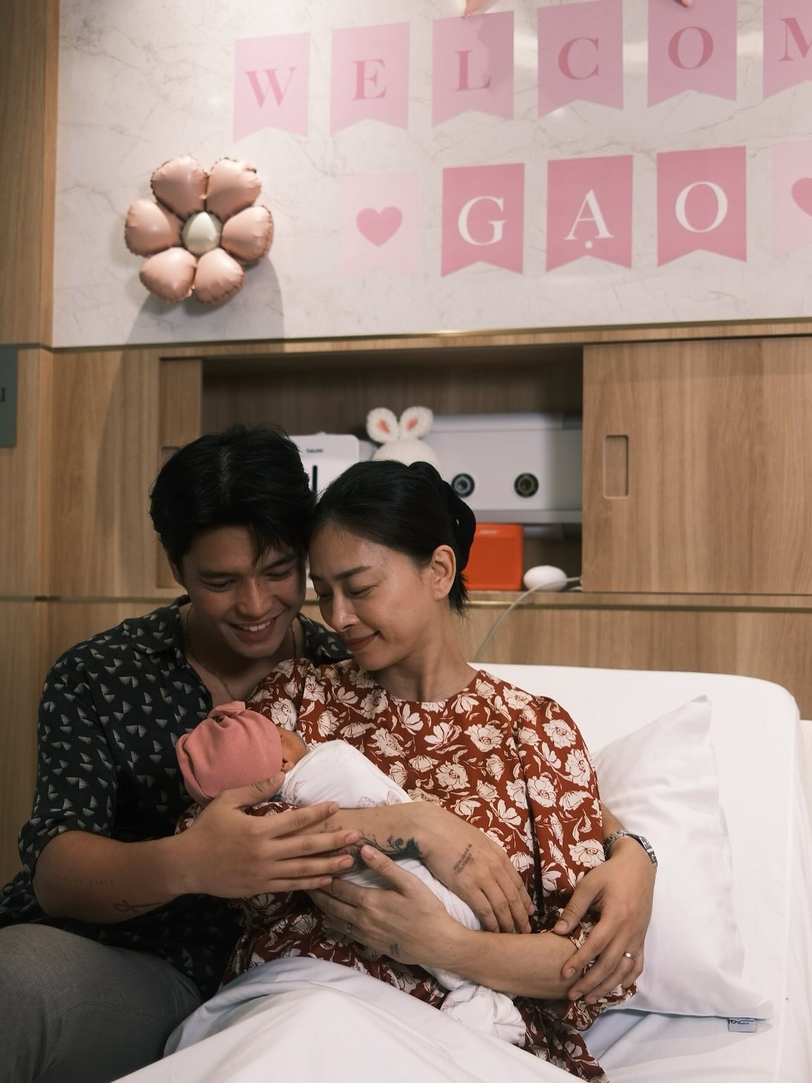 Vợ chồng Ngô Thanh Vân - Huy Trần tận hưởng khoảnh khắc hạnh phúc khi được nhìn thấy bé Gạo sau 9 tháng chờ mong. Ảnh: FB Huy Trần