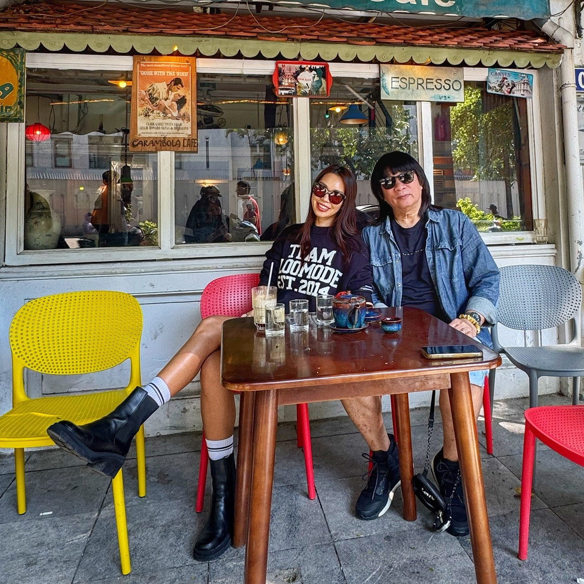 Siêu mẫu Hà Anh khoe mới về Hà Nội thăm gia đình, được bố chở đi dạo phố, uống cà phê. Ảnh: FB Ha Anh Vu