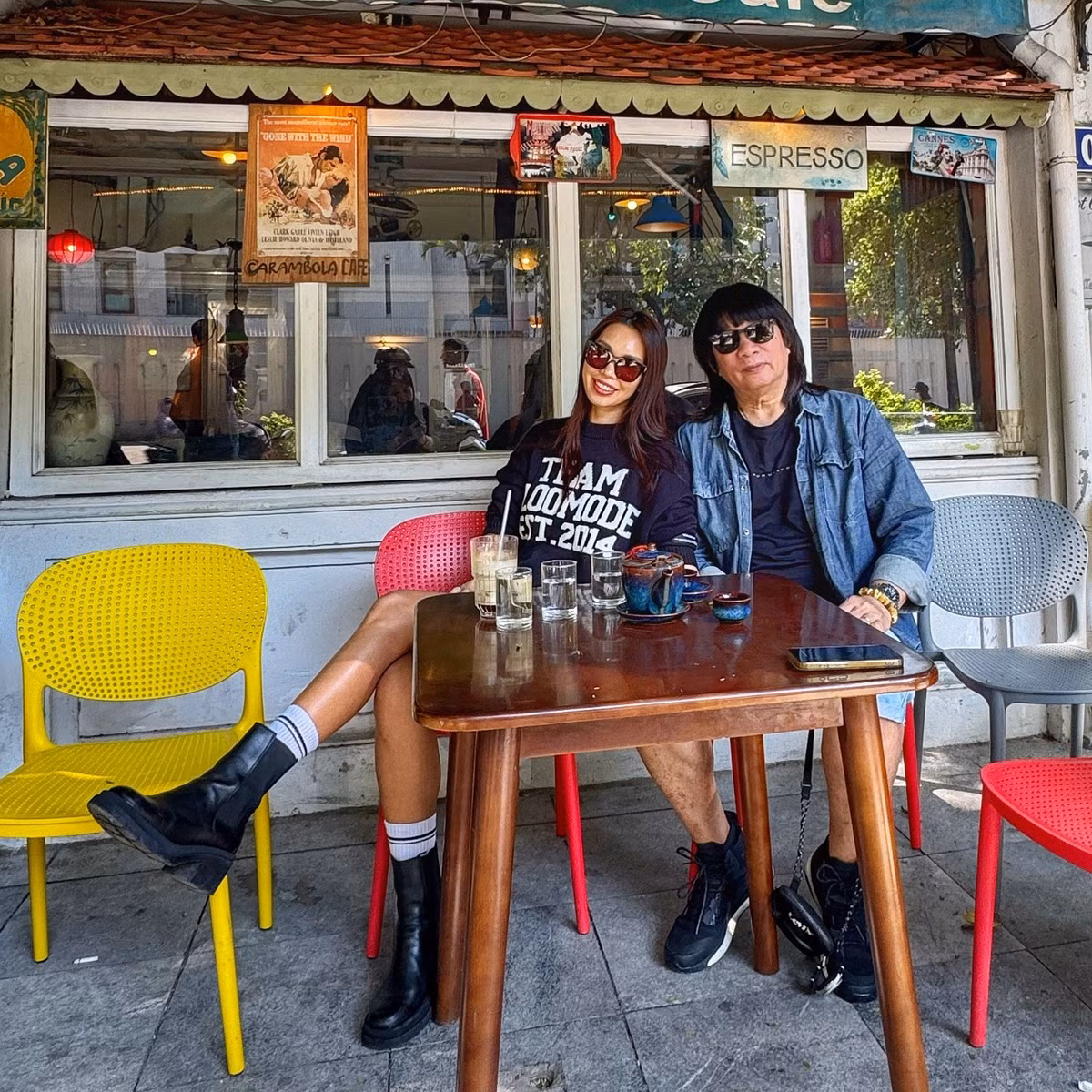 Siêu mẫu Hà Anh khoe mới về Hà Nội thăm gia đình, được bố chở đi dạo phố, uống cà phê. Ảnh: FB Ha Anh Vu