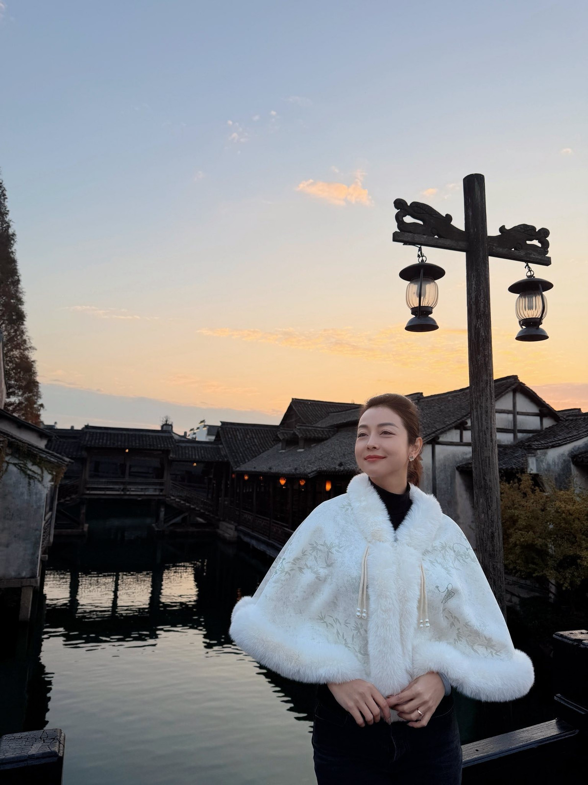 Mỗi lần xuất hiện, Hoa hậu Jennifer Phạm lại cuốn hút bởi phong thái cũng như năng lượng tích cực của mình.