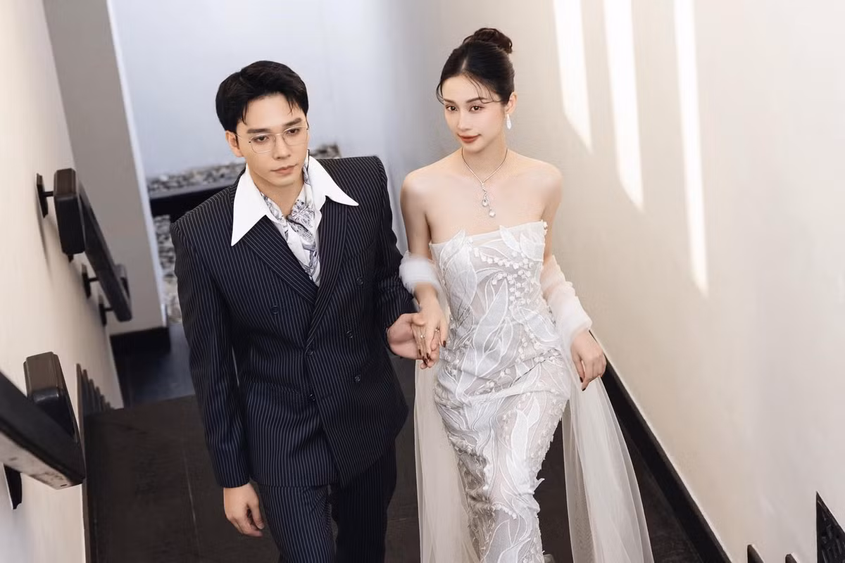 Trong khi đó, Jun Vũ luôn được nhắc đến như biểu tượng nhan sắc mong manh nhưng không kém phần quyến rũ của Vbiz.