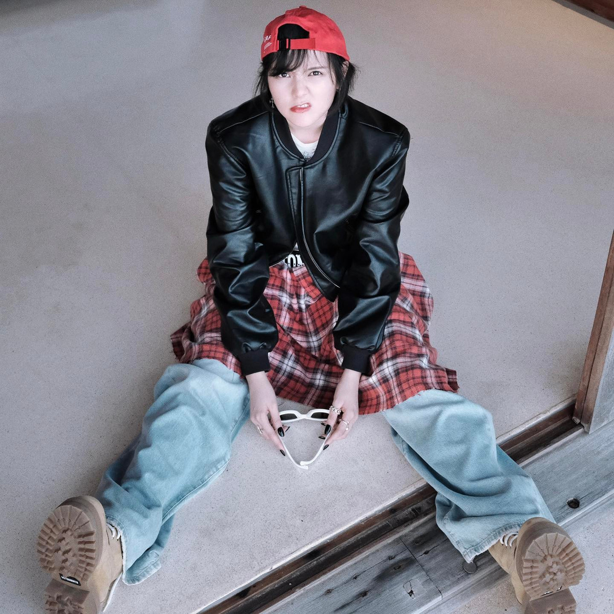 Gam màu cô lựa chọn cũng đa dạng hơn, không còn chỉ dừng lại ở những tông màu pastel nhẹ nhàng mà thay vào đó là sự pha trộn của các màu sắc trung tính như đen, trắng, xám cùng những điểm nhấn nổi bật. Ảnh: FB Hải Tú