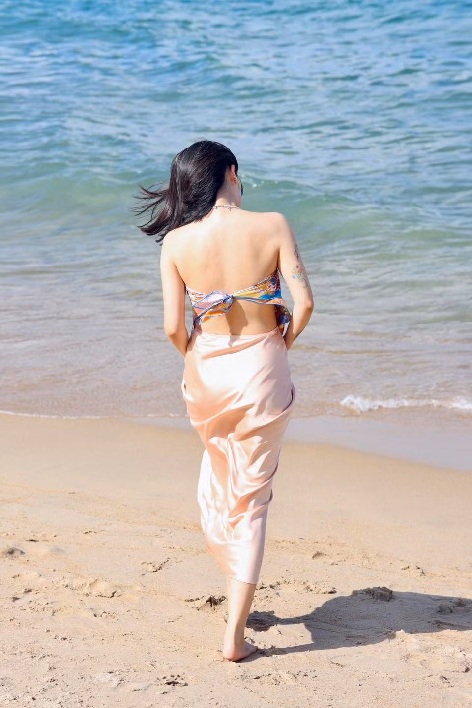 Thiết kế này không chỉ giúp Phương Linh khoe khéo xương quai xanh gợi cảm và bờ vai thon gọn, mà còn mở ra một khoảng hở lớn ở lưng, để lộ tấm lưng trần nuột nà. Ảnh: FB Tran Phuong Linh