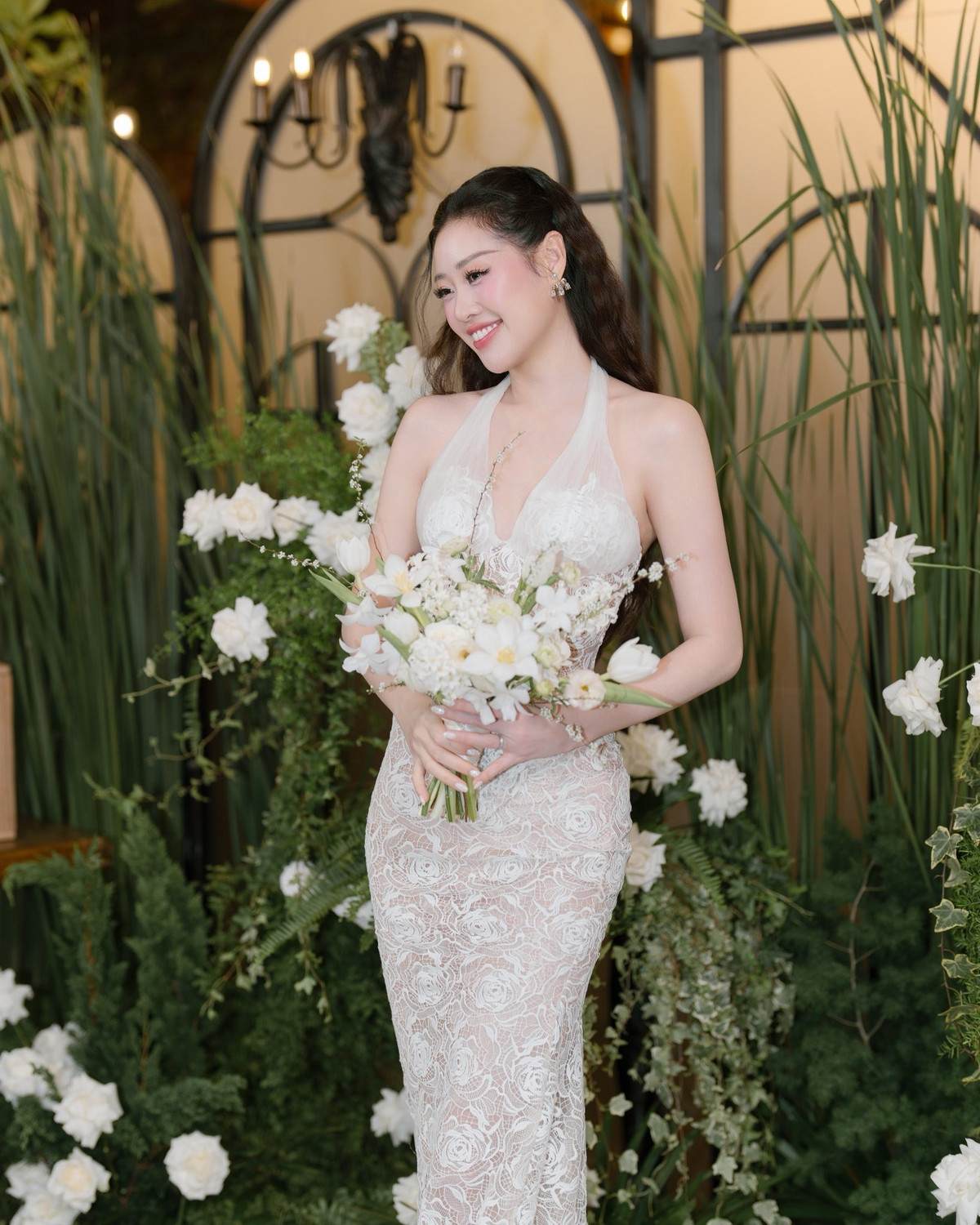 Cuối năm 2024, Hoa hậu Khánh Vân chính thức lên xe hoa cùng nhiếp ảnh gia Nguyễn Long – người bạn đời hơn cô 17 tuổi.