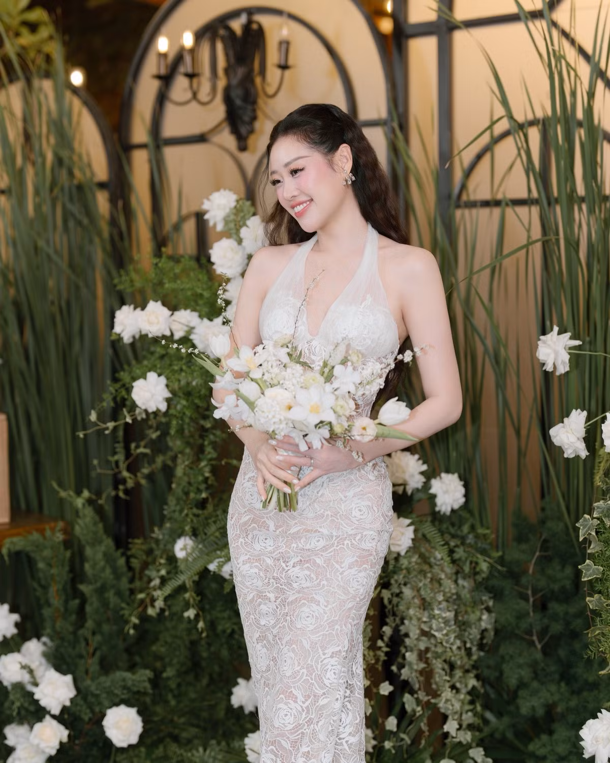 Cuối năm 2024, Hoa hậu Khánh Vân chính thức lên xe hoa cùng nhiếp ảnh gia Nguyễn Long – người bạn đời hơn cô 17 tuổi.