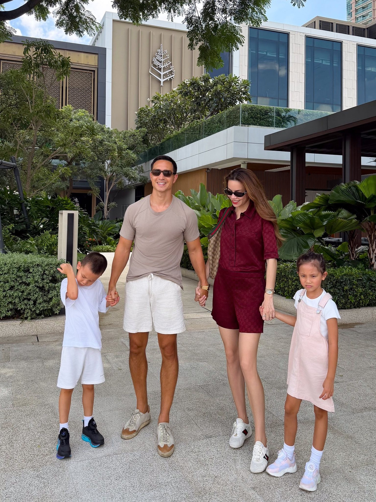 Điều đặc biệt là dù không cần ăn vận hay tạo dáng cầu kỳ, hình ảnh của cặp đôi vẫn nhận về vô số lời khen ngợi.