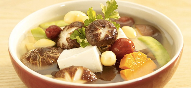 Rau củ mọc dưới đất nấu trước, trên đất nấu sau: Rau củ phát triển dưới lòng đất như khoai tây, cà rốt, củ cải, củ dền… cần nấu trước. Rau củ mọc trên mặt đất như cà chua, ớt chuông, bắp cải, dưa leo… cho vào sau khi nước đã sôi.