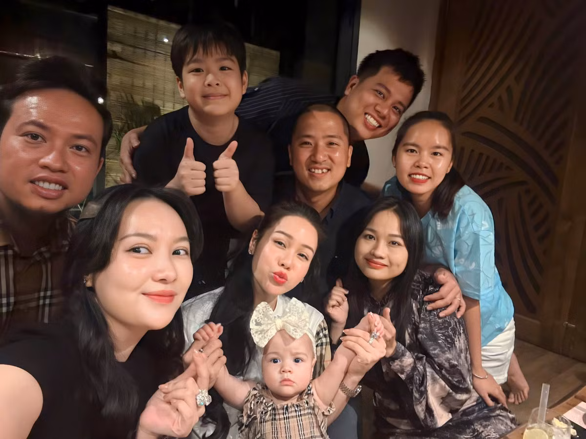 Ca sĩ - diễn viên Nhật Kim Anh hạnh phúc đón tuổi mới bên gia đình, người thân và bạn bè. Ảnh: FB Nhật Kim Anh