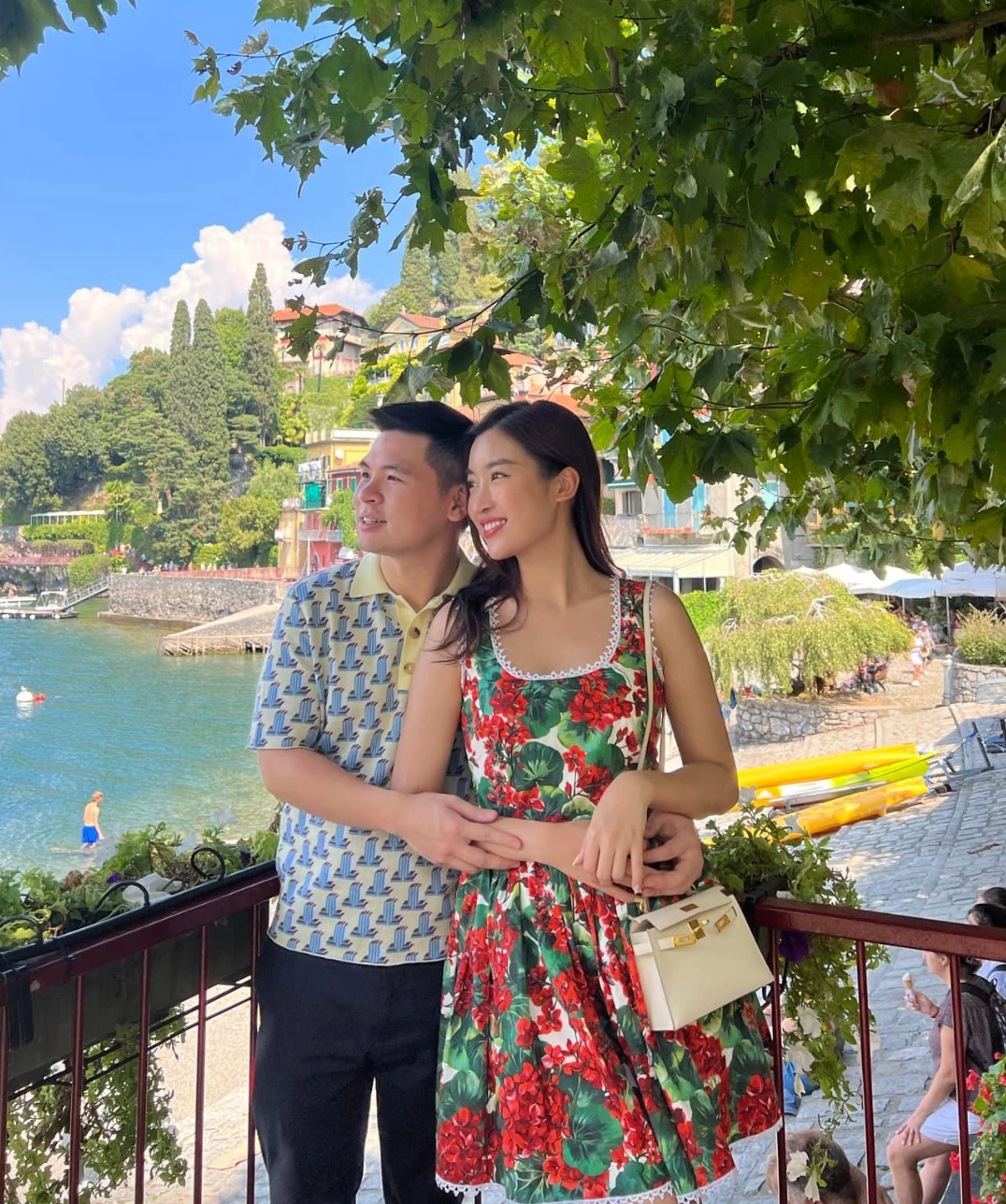 Cô không chỉ xuất hiện bên cạnh ông xã Đỗ Vinh Quang trong những dịp quan trọng của câu lạc bộ Hà Nội, mà còn góp sức vào các công việc quan trọng khác.