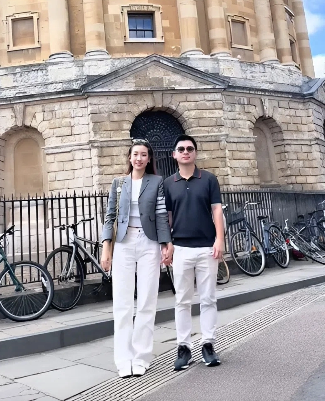 Họ thường tay trong tay tận hưởng những chuyến du lịch hay đi công tác kết hợp ngắm cảnh.