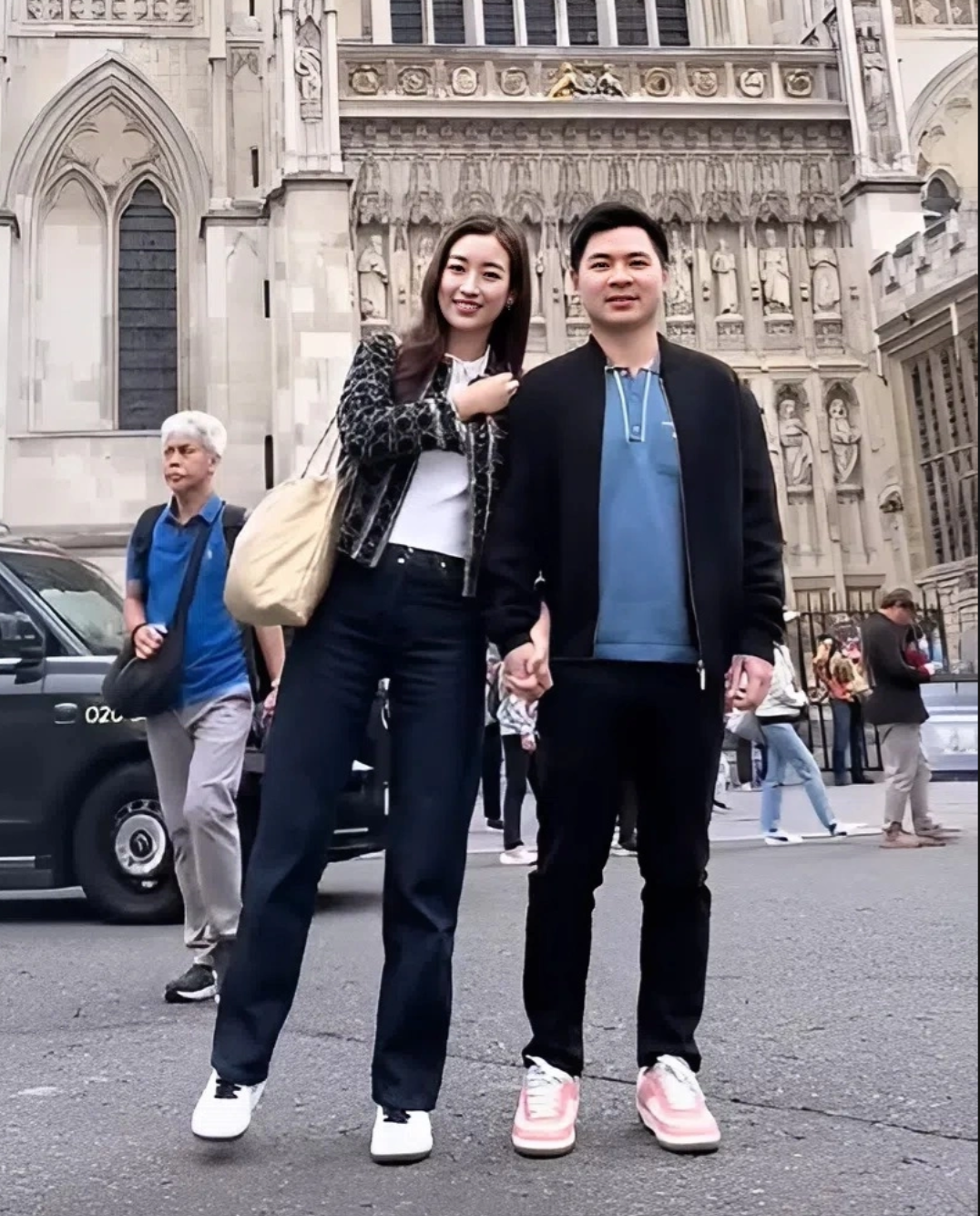 Bạn bè nhận xét Đỗ Mỹ Linh và ông xã vẫn như vợ chồng son sau gần 3 năm kết hôn, có một con gái.