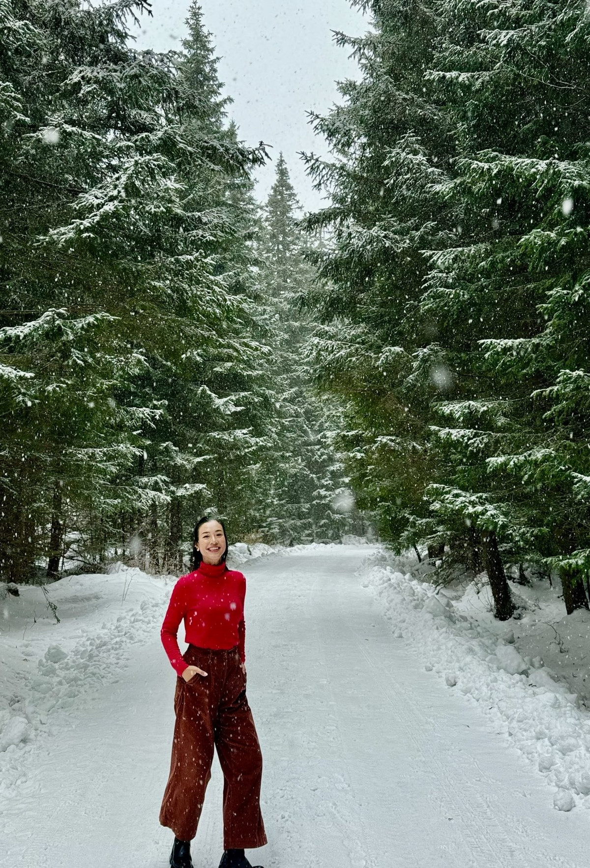 MC Hoàng Oanh vui chơi giữa rừng thông phủ tuyết trắng xóa tại Slovakia. Ảnh: FB Vũ Ngọc Hoàng Oanh