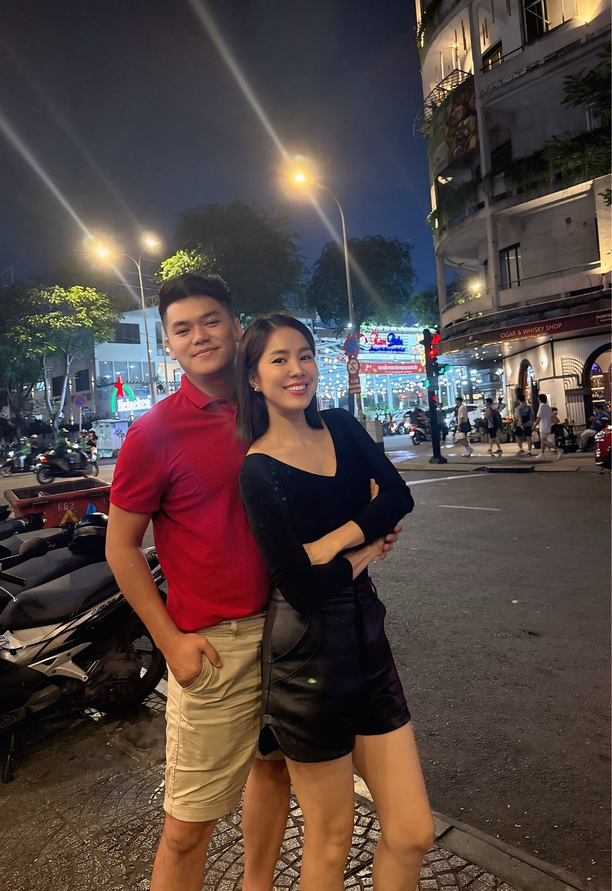 Trước khi có cuộc sống viên mãn như hiện tại, Lê Phương từng trải qua không ít biến cố. Sau một lần đổ vỡ hôn nhân, cô có nhiều năm làm mẹ đơn thân, một mình chăm sóc con trai Cà Pháo.