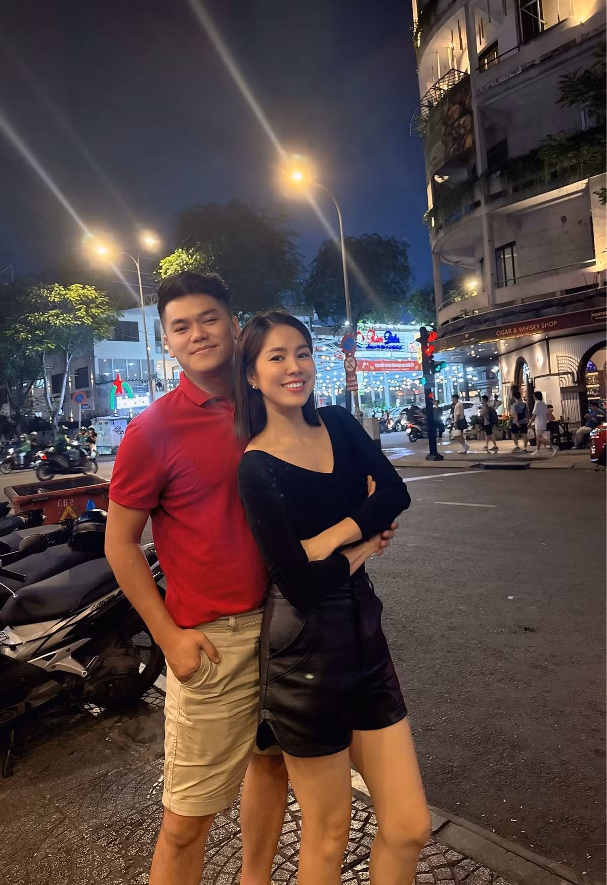 Trước khi có cuộc sống viên mãn như hiện tại, Lê Phương từng trải qua không ít biến cố. Sau một lần đổ vỡ hôn nhân, cô có nhiều năm làm mẹ đơn thân, một mình chăm sóc con trai Cà Pháo.