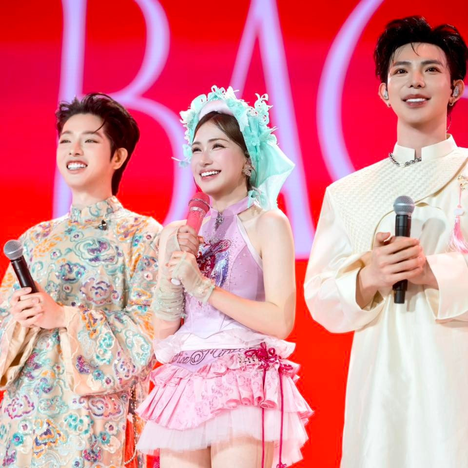 Đức Phúc chia sẻ hình ảnh "gia đình Hoa Dâm Bụt" cùng đứng trên sân khấu concert của Hoà Minzy. Ảnh: FB Đức Phúc