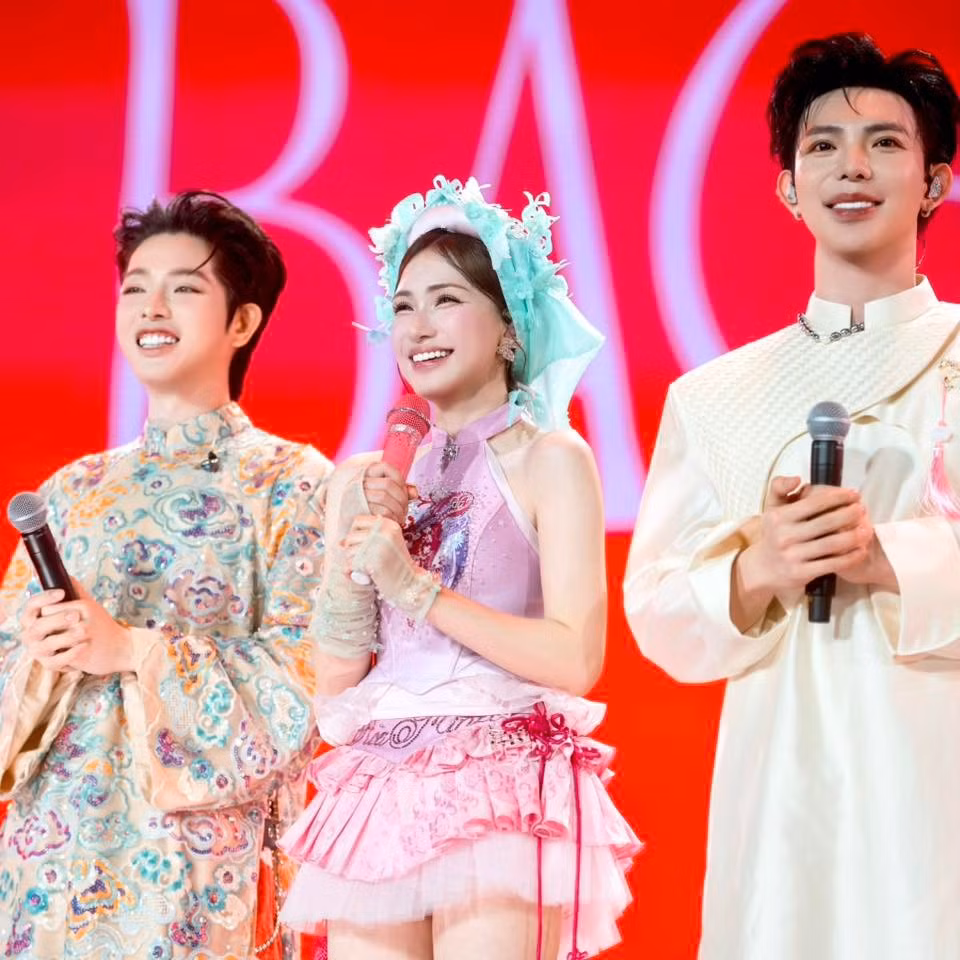 Đức Phúc chia sẻ hình ảnh "gia đình Hoa Dâm Bụt" cùng đứng trên sân khấu concert của Hoà Minzy. Ảnh: FB Đức Phúc