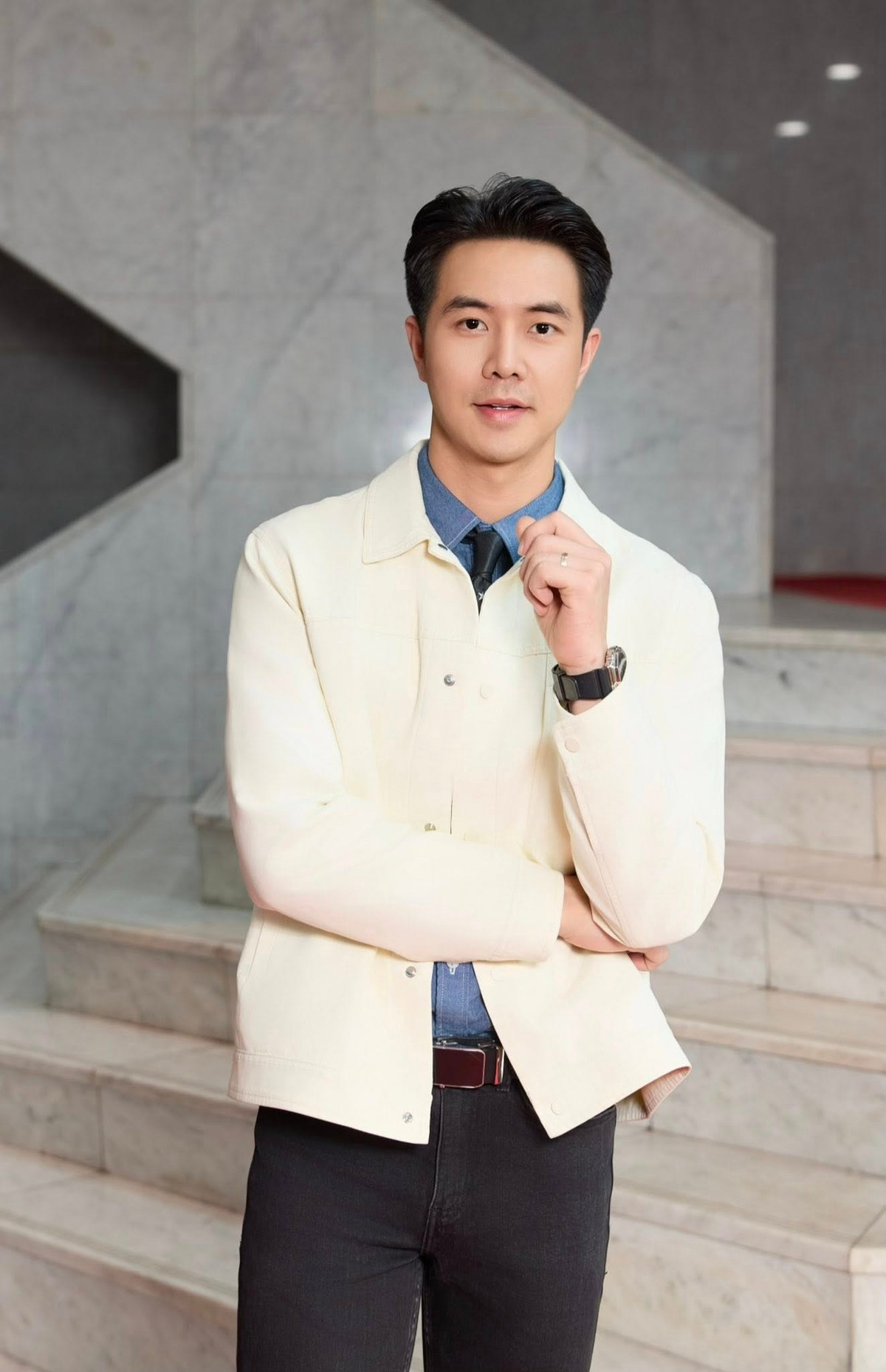 Những trang phục đơn giản như áo thun, áo ba lỗ, quần jean lại trở thành “vũ khí” giúp tôn lên hình thể cân đối và sức hút mạnh mẽ của Đức Hiếu.