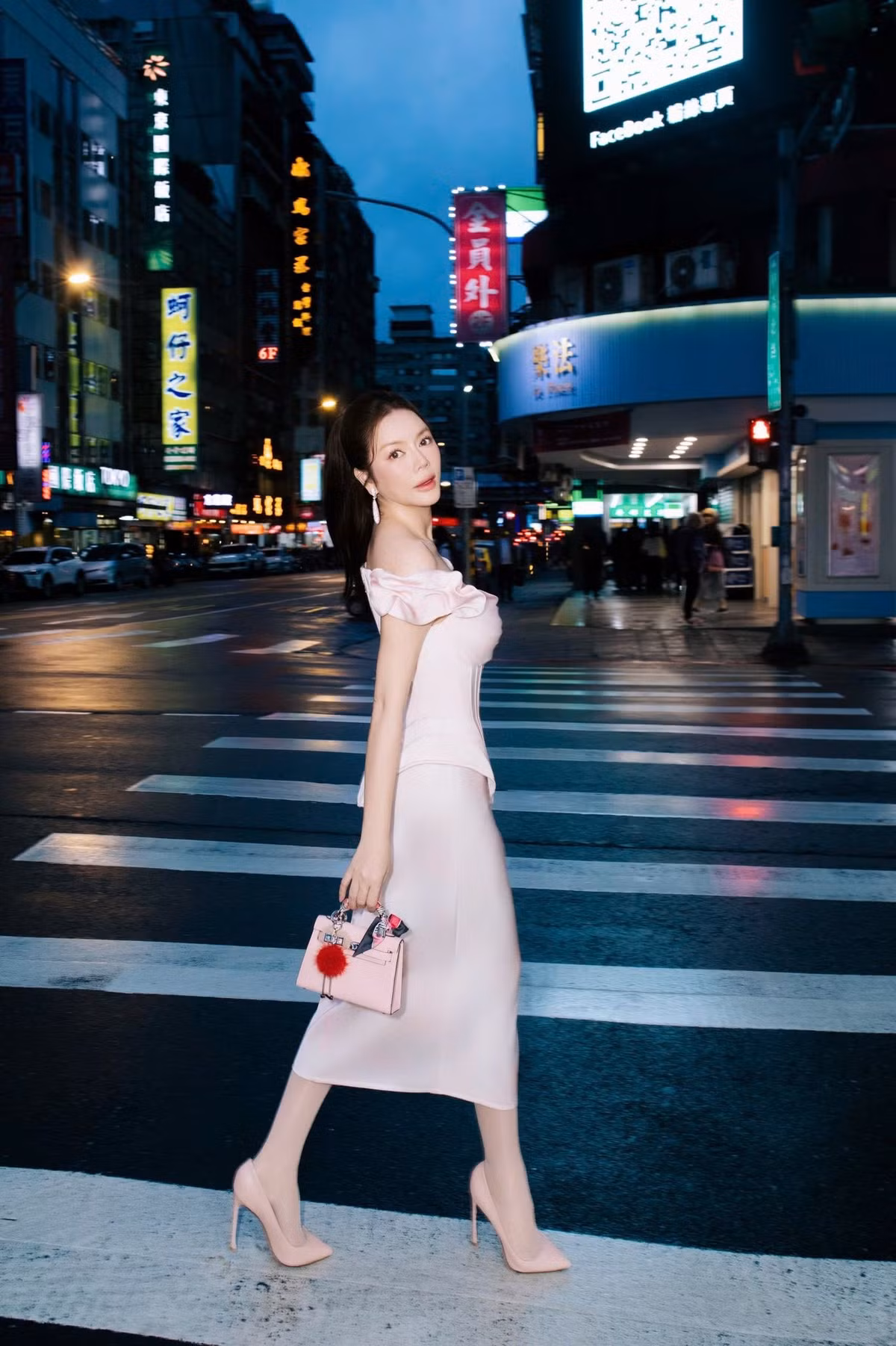 Tin tức sao Việt 16/5: Lý Nhã Kỳ thả dáng tại Đài Loan. Người đẹp diện set đồ hồng pastel tinh khôi, kết hợp cùng váy lụa thanh lịch. Điểm nhấn của set đồ nằm ở chiếc túi xách hàng hiệu và đôi giày cao gót ton sur ton. Ảnh: FB Ly Nha Ky